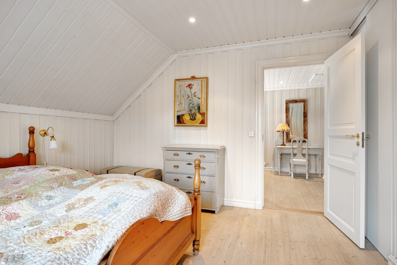 Hovedsoverom med god plass til dobbeltseng, nattbord og garderobeskap Galleribilde