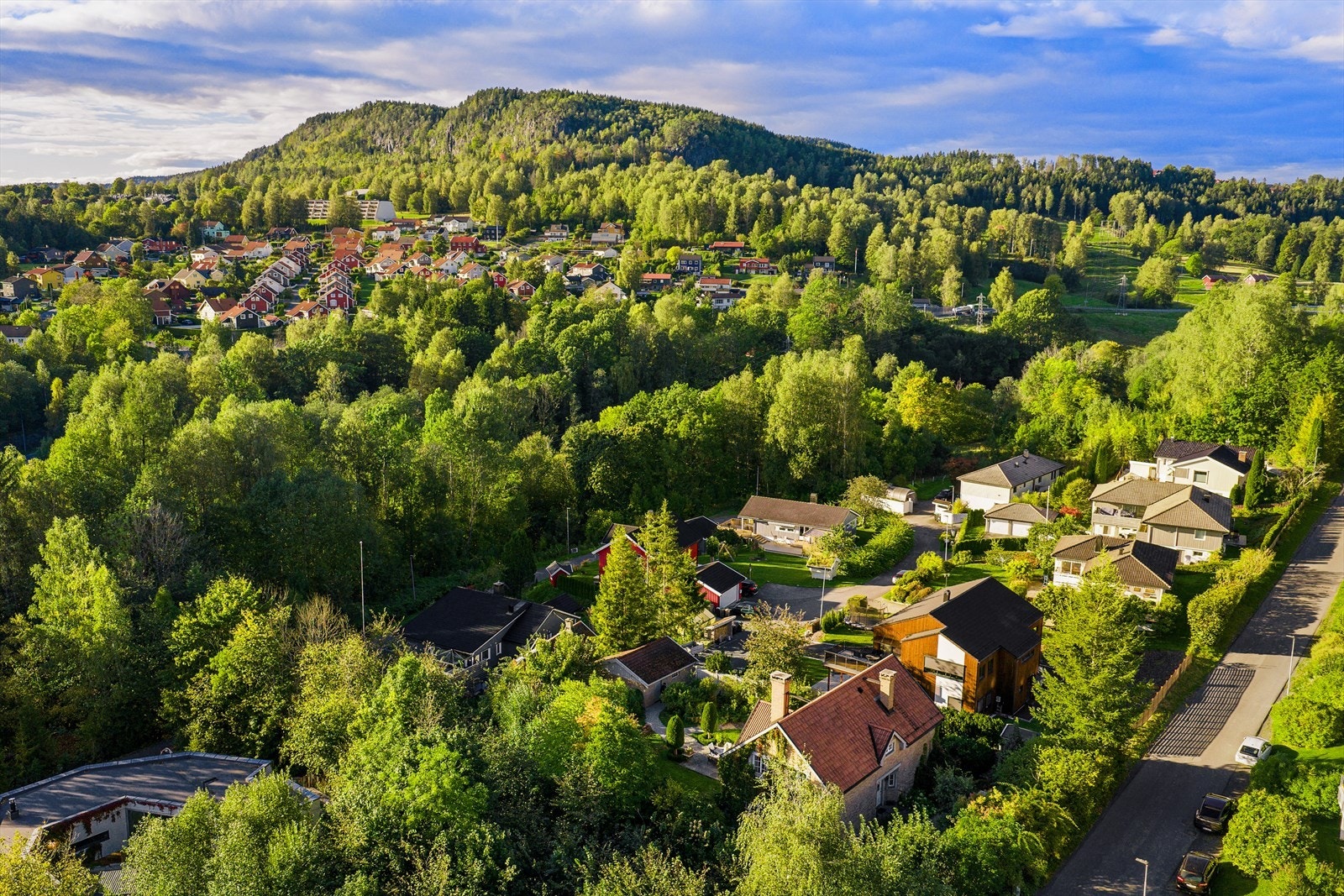 Området byr på flotte turområder med turstier langs Lomma, Kolsåstoppen og Eineåsen, samt et rikt nettverk av skiløyper om vinteren Galleribilde