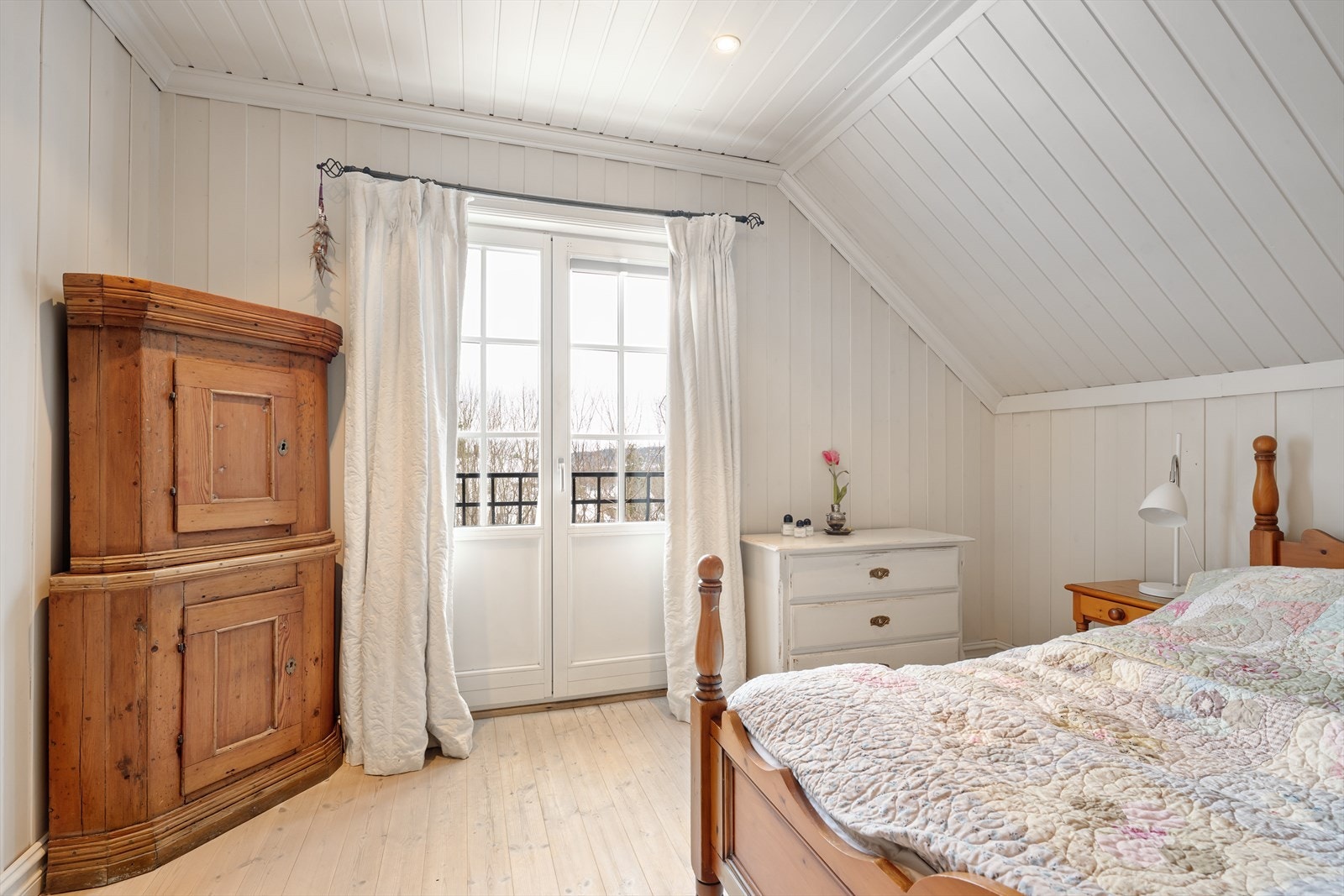 Soverommet er romslig. har eget bad og utgang til fransk balkong med smijernsrekkverk Galleribilde