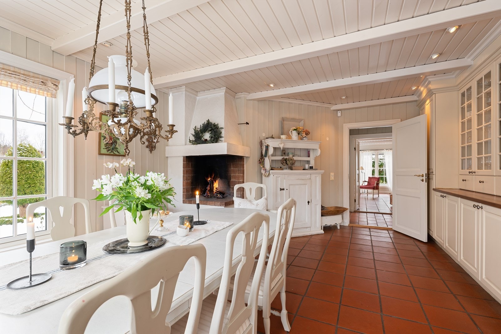 Videre inn i boligen er det en koselig spisestue med peis som gir ekstra lun og god stemning Galleribilde