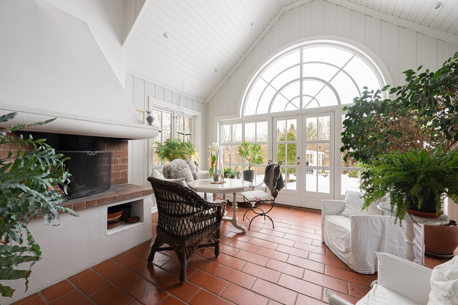 Herfra er det adkomst til markterrasse i skifer og videre ned til hage og lysthus Galleribilde