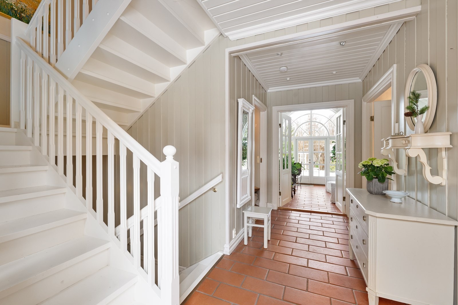 fra gangen kommer du deg videre opp i boligens 2. etasje Galleribilde