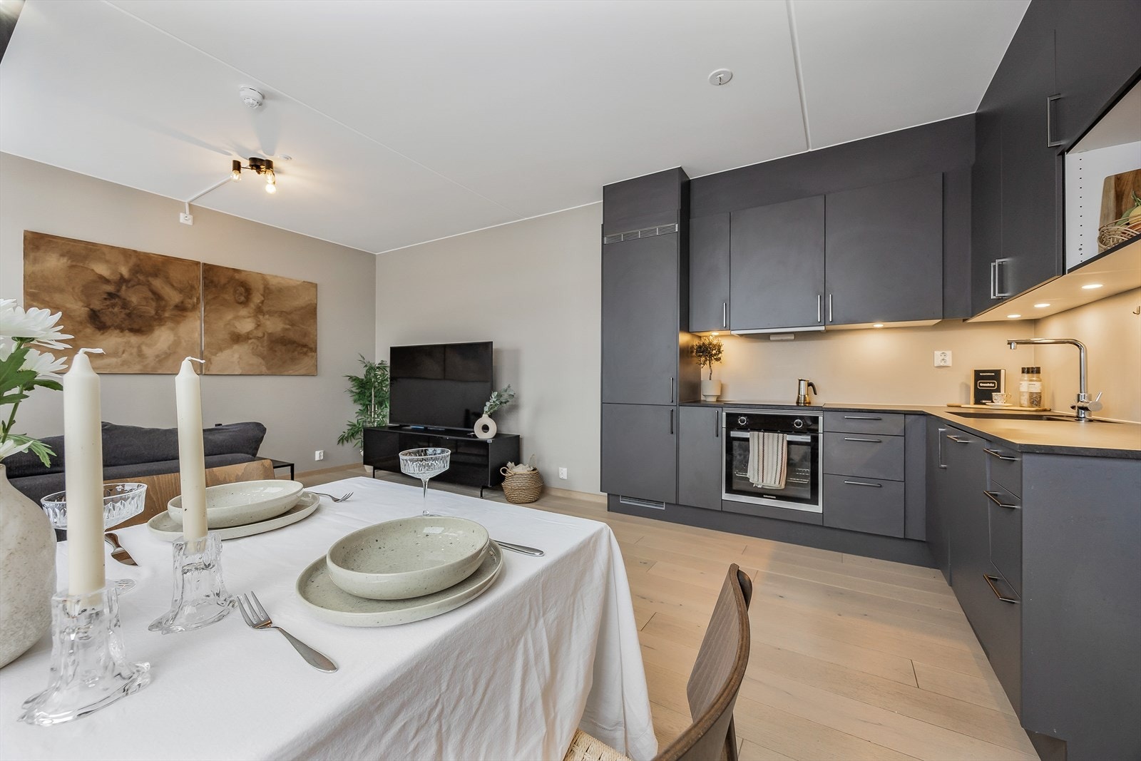 En takhøyde på ca. 2,59 meter i stuen bidrar til en luftig atmosfære. Galleribilde