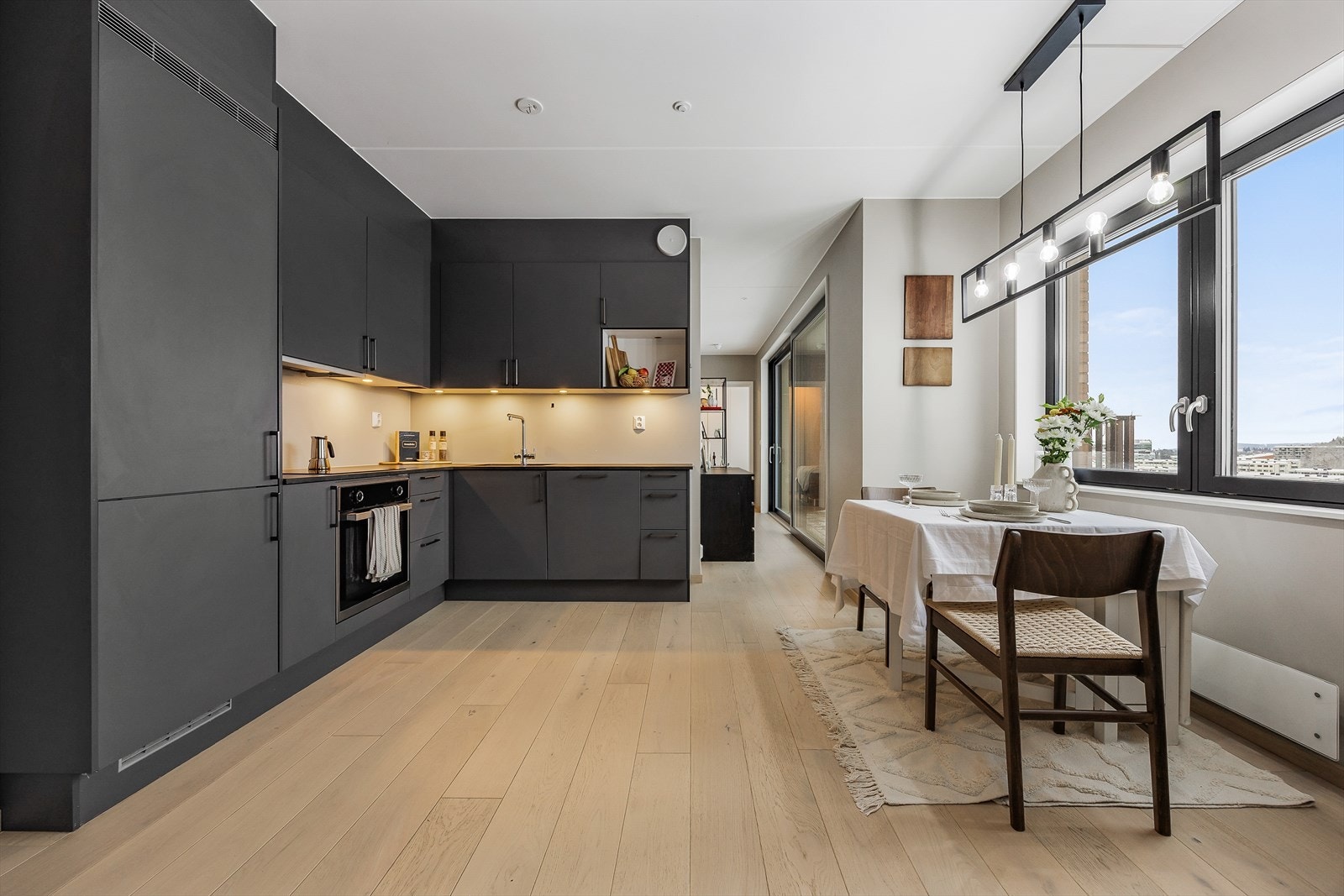 Kjøkkeninnredningen har glatte fronter og en slitesterk laminatbenkeplate. Galleribilde