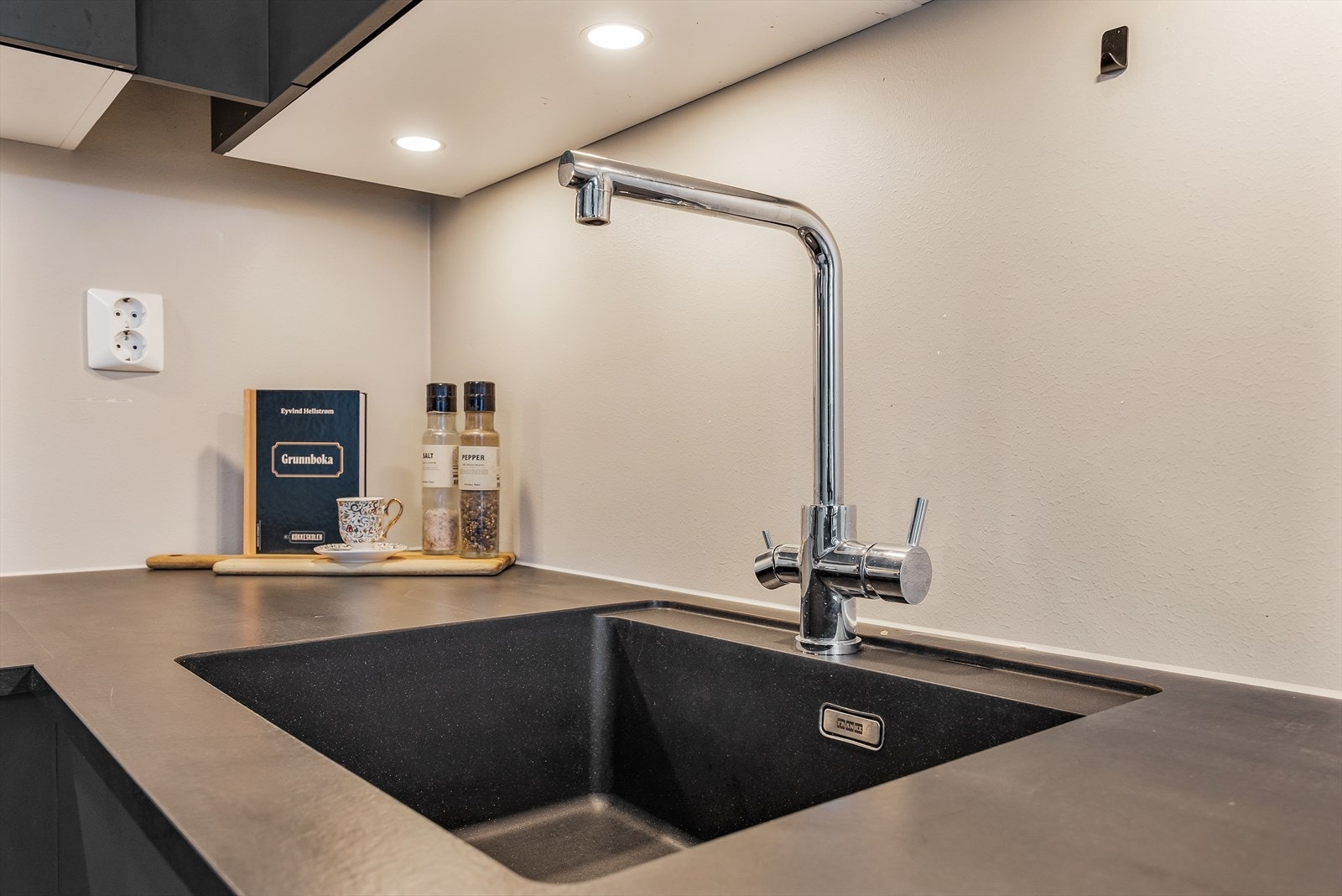 Praktisk underlimt kum i benkeplaten forenkler renholdet. Galleribilde