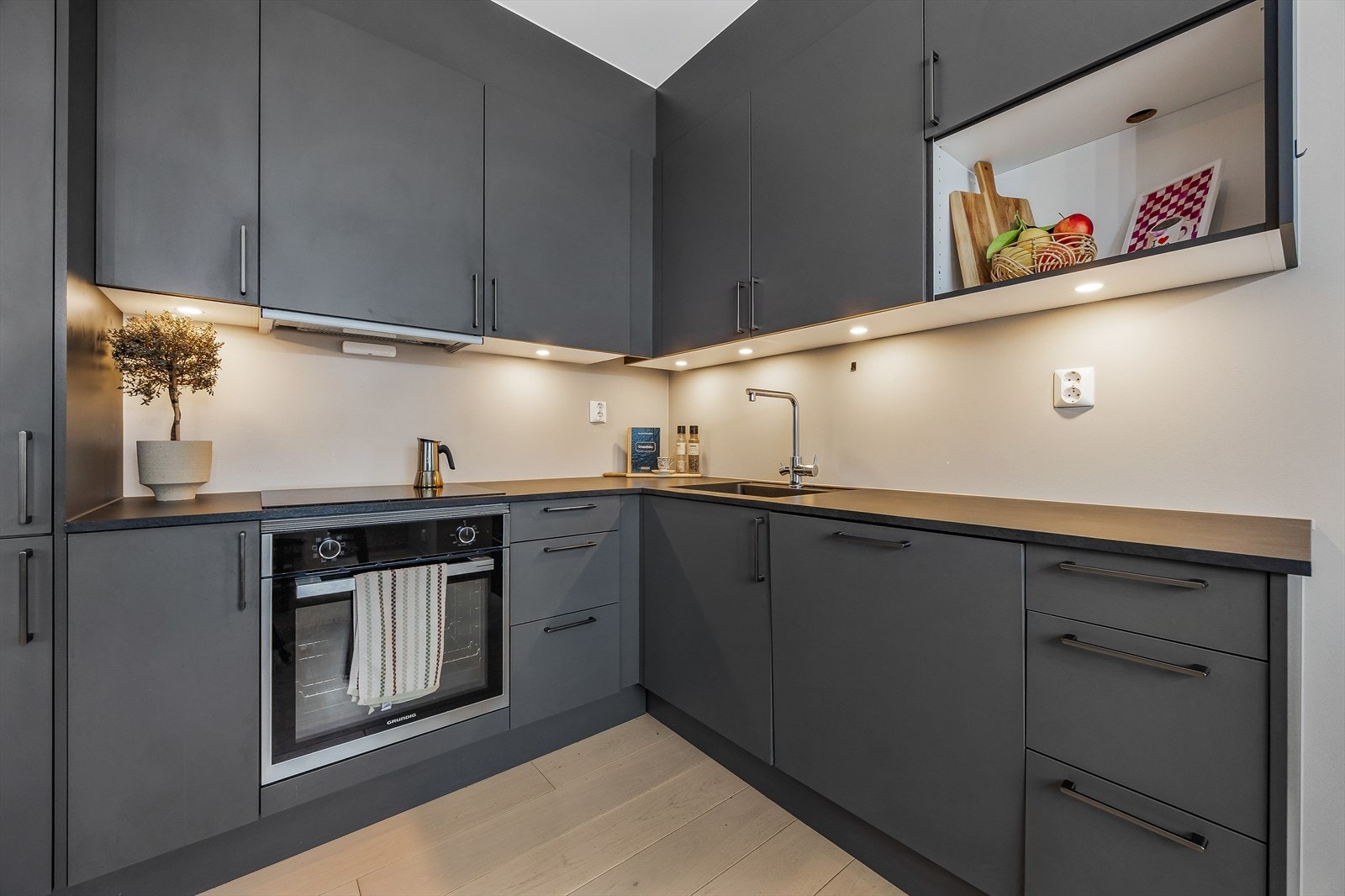 Alle hvitevarer er integrerte, inkludert stekeovn, platetopp og oppvaskmaskin. Galleribilde