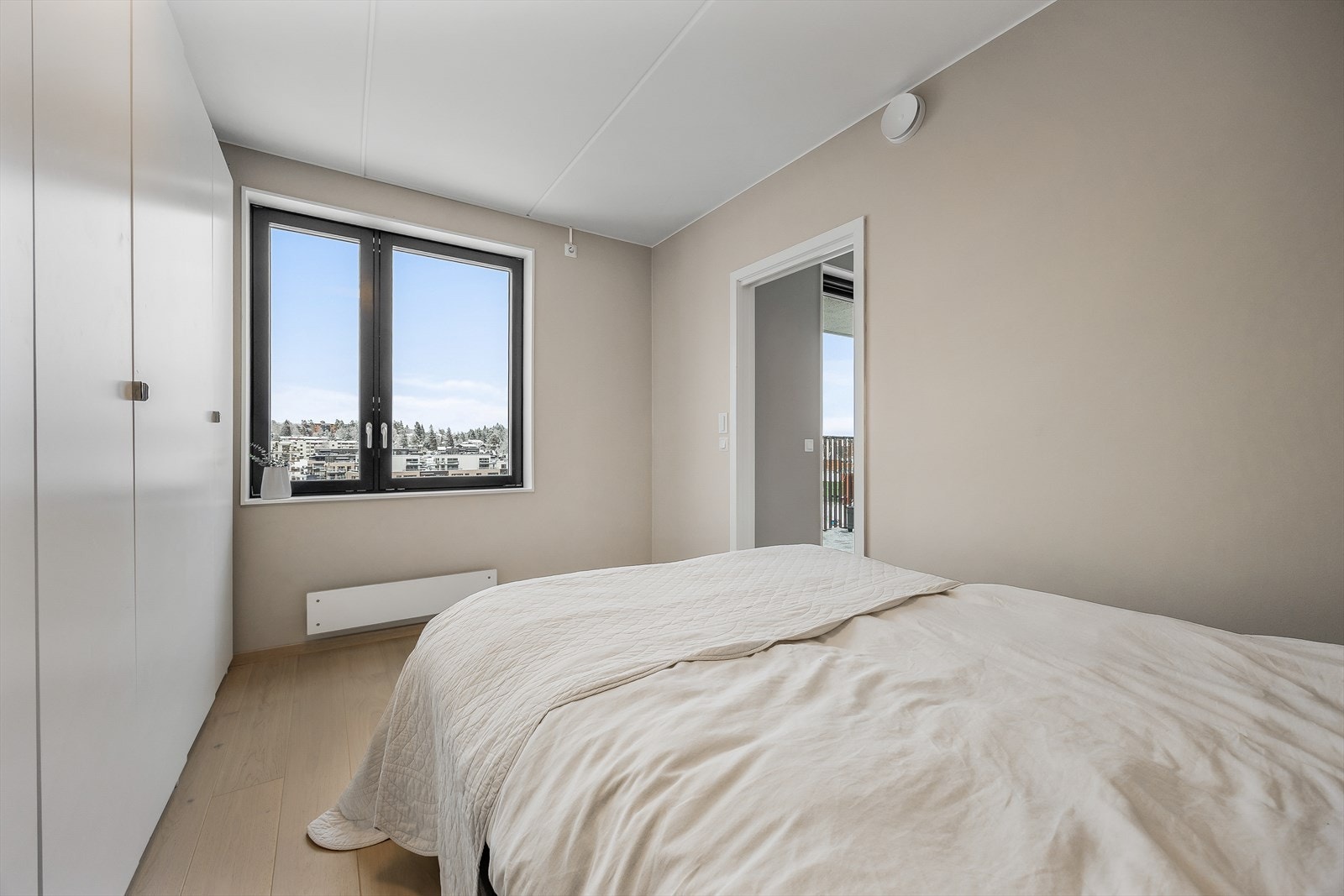 Tilluft fra det balanserte ventilasjonsanlegget sørger for frisk luft på soverommet. Galleribilde