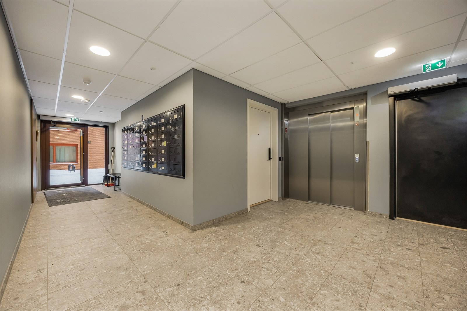 Felles trapperom i betong og heis gir enkel adkomst til alle etasjer. Galleribilde