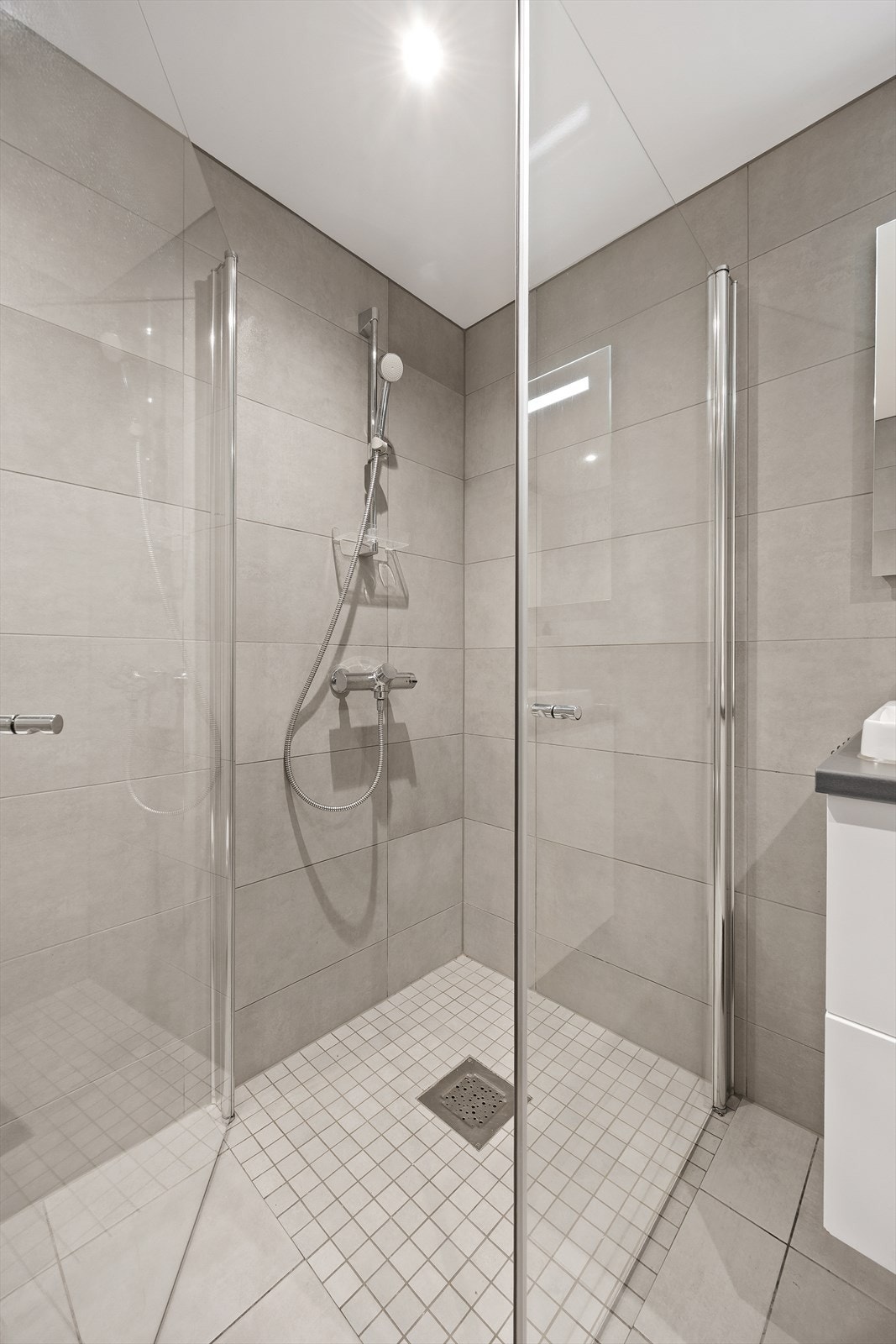 Komforten sikres med vannbåren gulvvarme på badet. Galleribilde