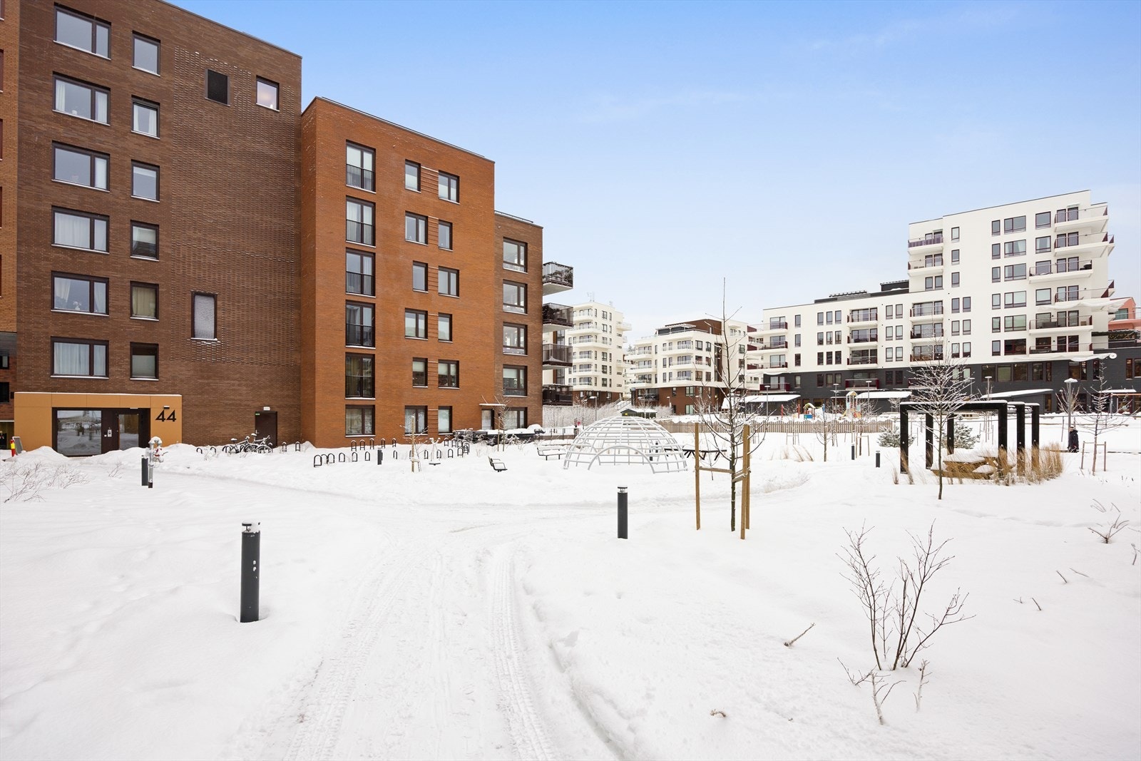 Sameiet har hyggelige fellesarealer utendørs med lekeplass og sittegrupper. Galleribilde