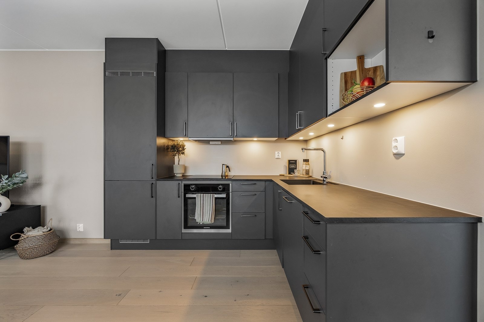 Leiligheten har en åpen stue- og kjøkkenløsning med et stilrent Sigdal-kjøkken. Galleribilde