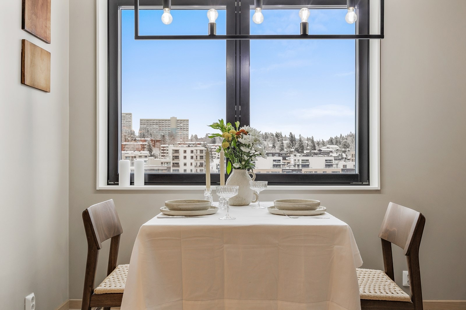 Her er det god plass for en hyggelig spiseplass i tilknytning til kjøkkenet. Galleribilde