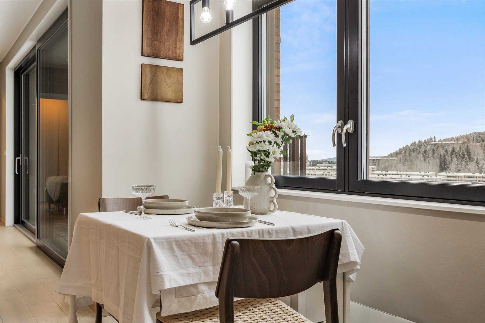 Store vindusflater fra byggeåret slipper inn rikelig med dagslys. Galleribilde