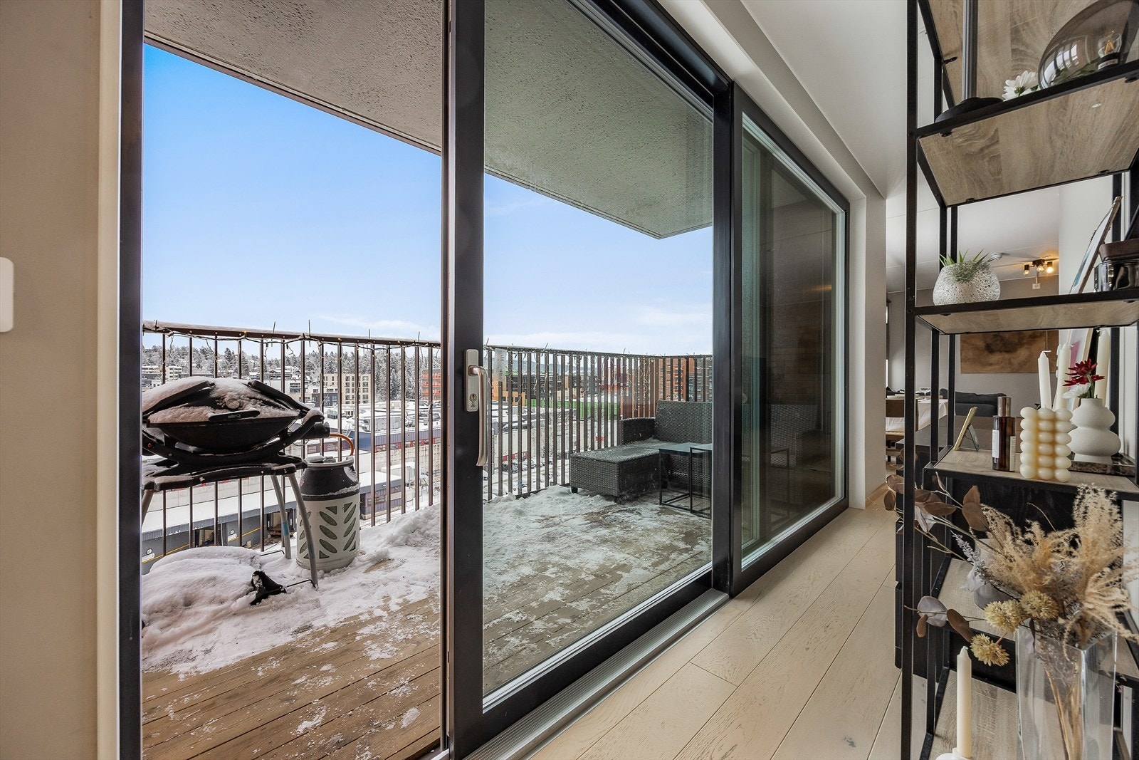 Balkongdøren med isolerglass blir en fin forlengelse av stuen på varme dager. Galleribilde