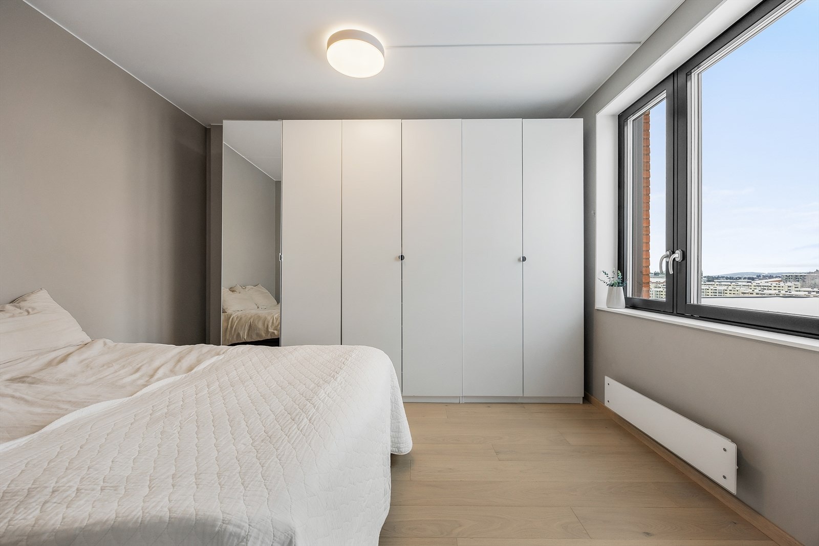 Rommet har parkett på gulvet og sparklet/pussede og malte vegger. Galleribilde