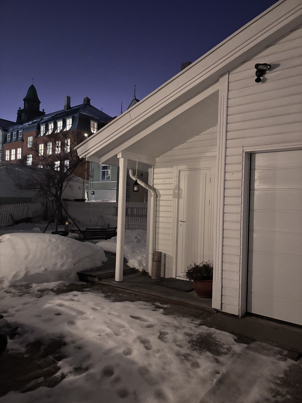 Kveldsbilde garasje og hage. Privat bilde Galleribilde