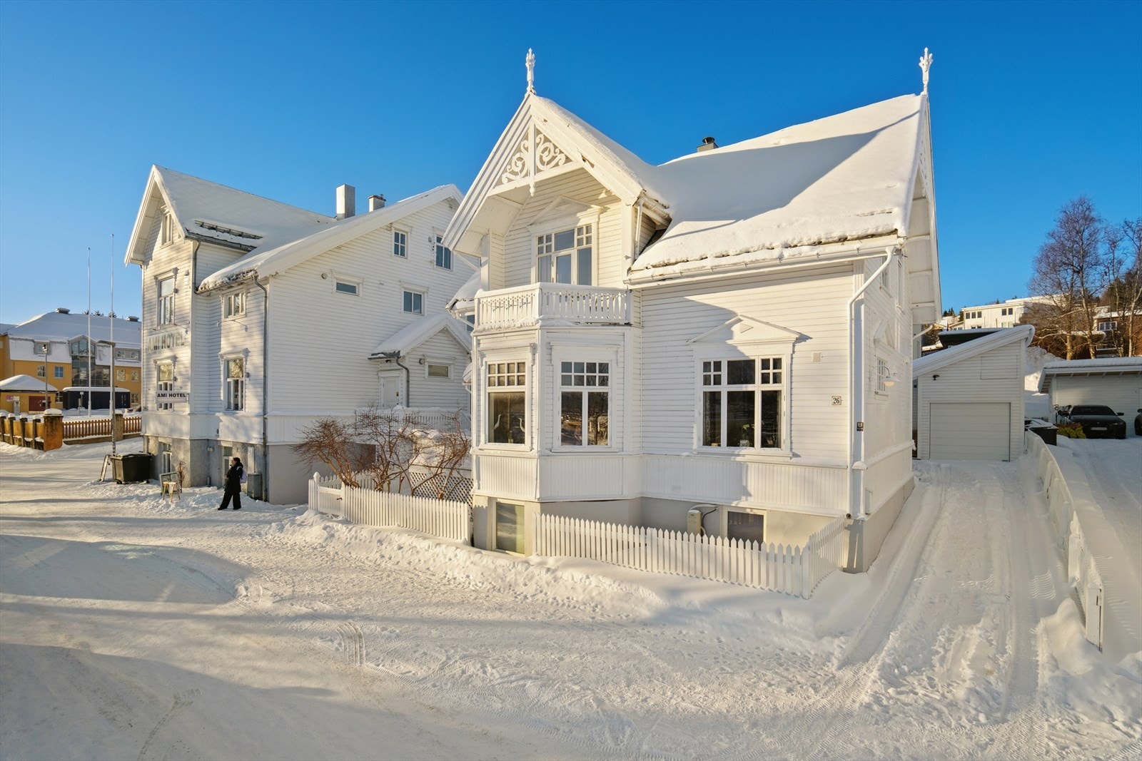 Eiendommen har en staselig fasade med forseggjorte detaljer og et tidløst særpreg. Galleribilde