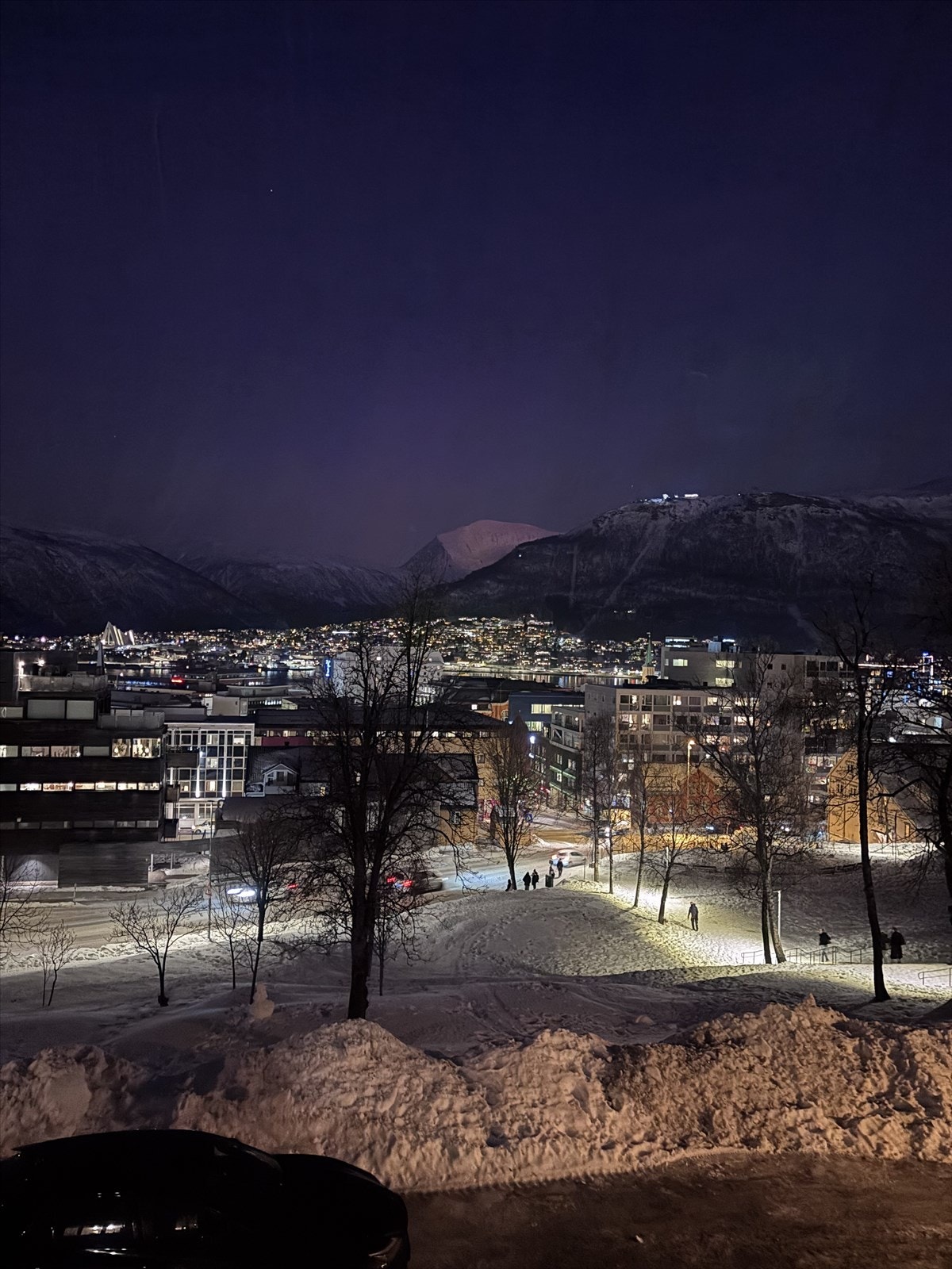 Kveldsbilde vinter av utsikt mot byen. Privat bilde. Galleribilde