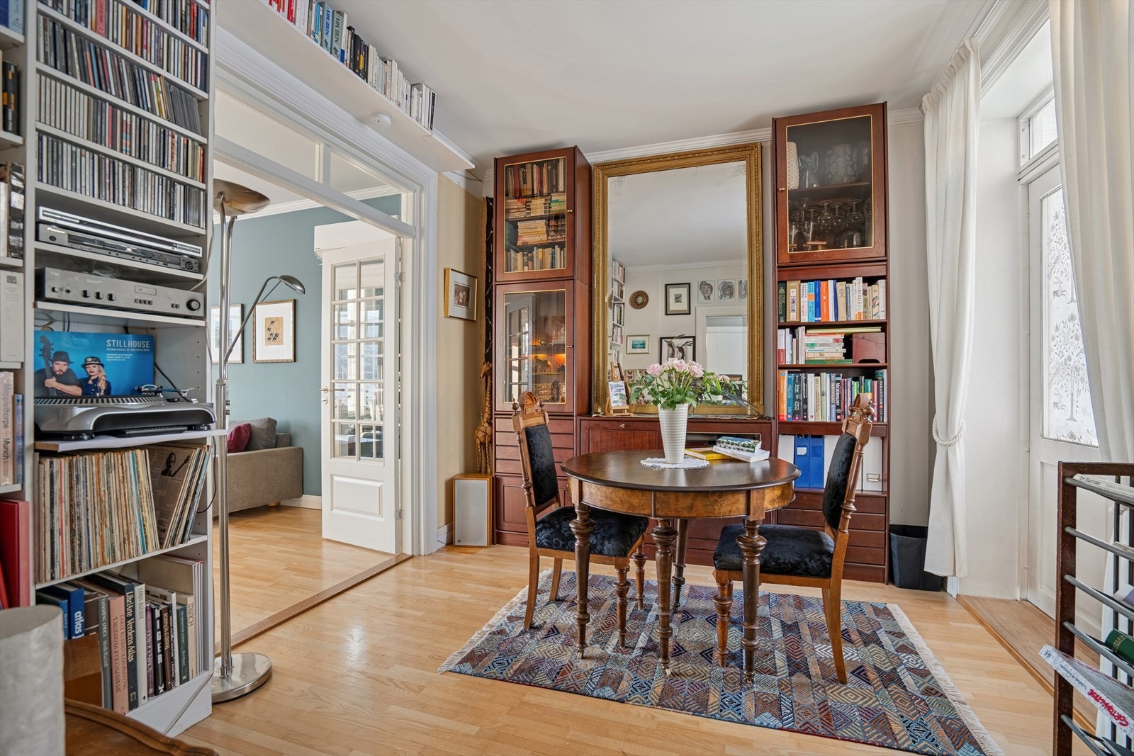 Mellom kjøkken og stuen ligger et multifunksjonelt rom som kan benyttes etter eget ønske. Rommet er benyttet som kontor og er innredet med plassbygde bokhyller som gir rikelig med oppbevaringsplass. Galleribilde