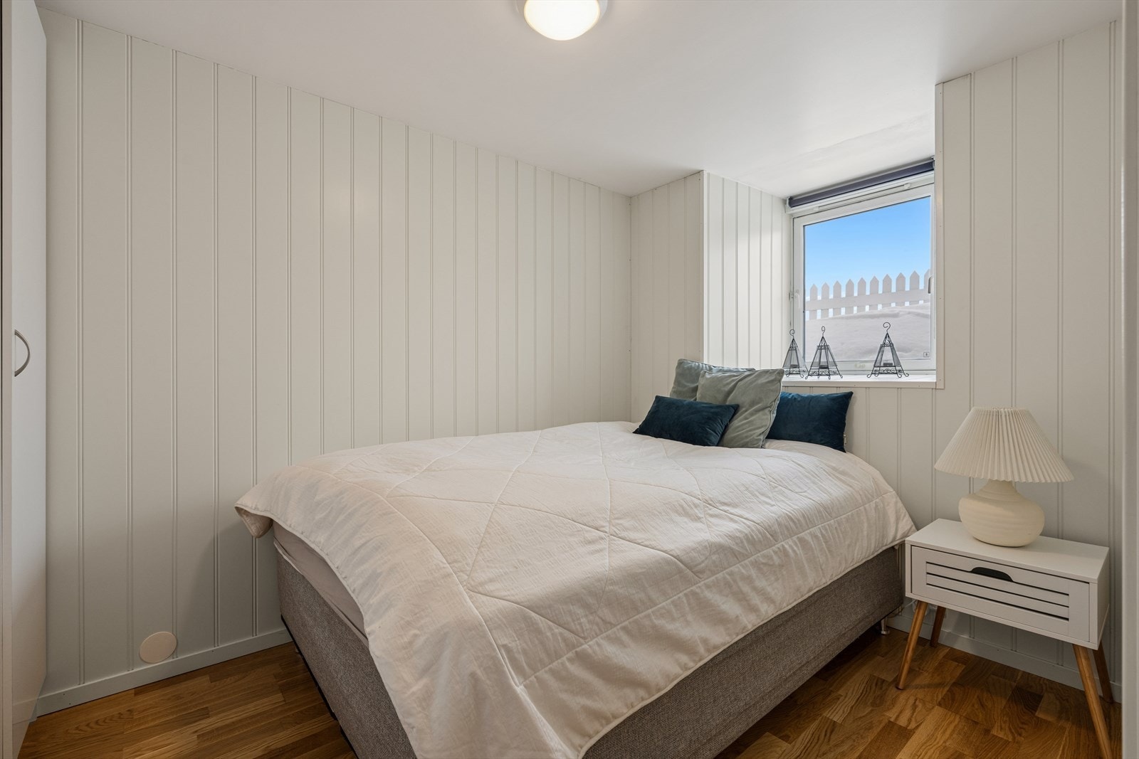 Soverom u.etg. østvendt er romslig og lyst, innredet med garderobeskap. Galleribilde