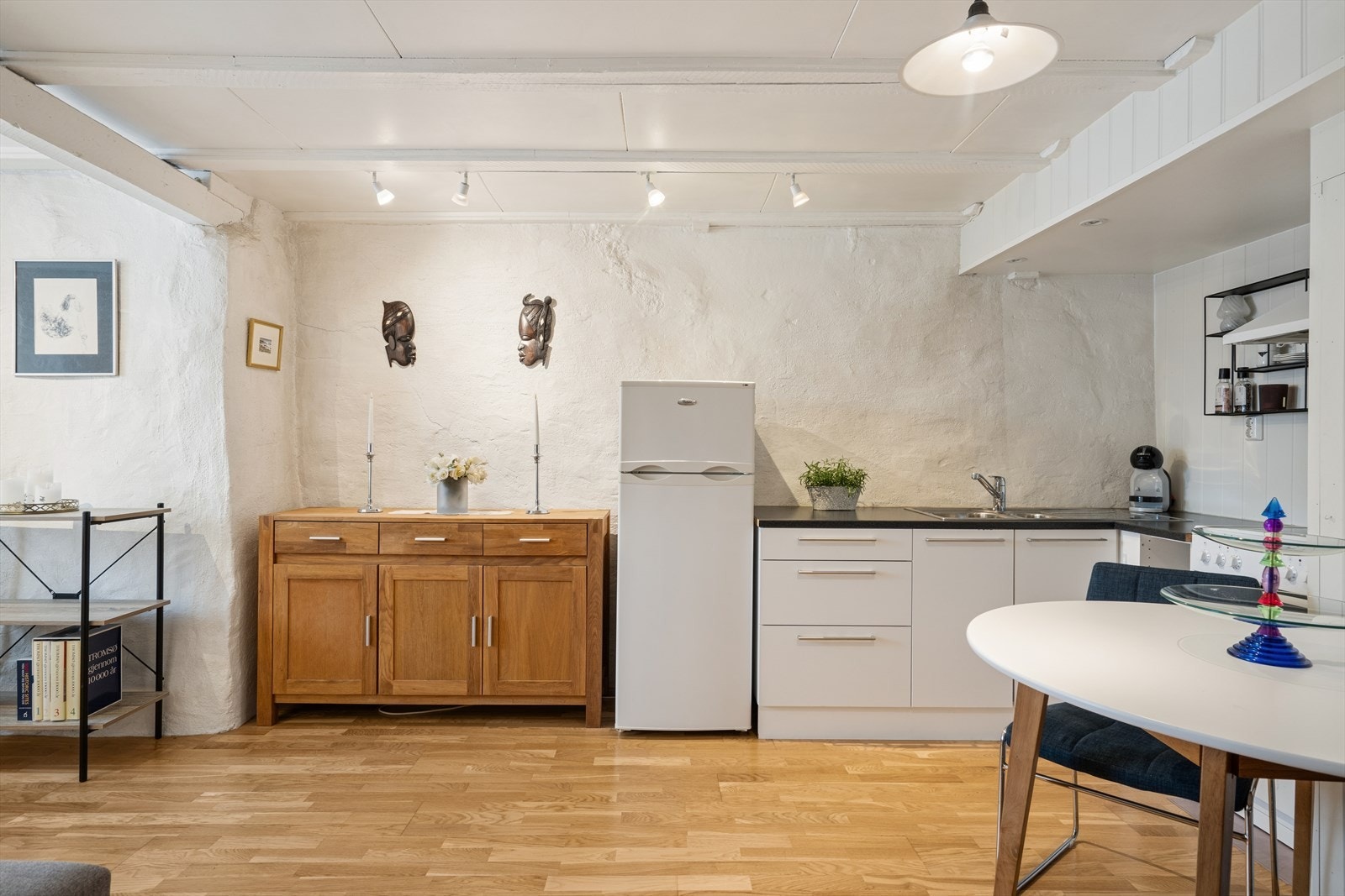 De hvite murveggene gir en rustikk kontrast til den moderne innredningen. Galleribilde