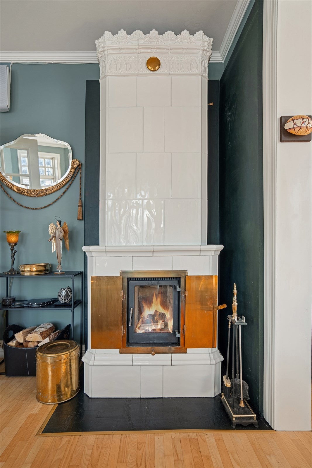 Den staselige kakkelovnen er et midtpunkt i stuen, er jevnlig i bruk og gir en lun varme. Galleribilde