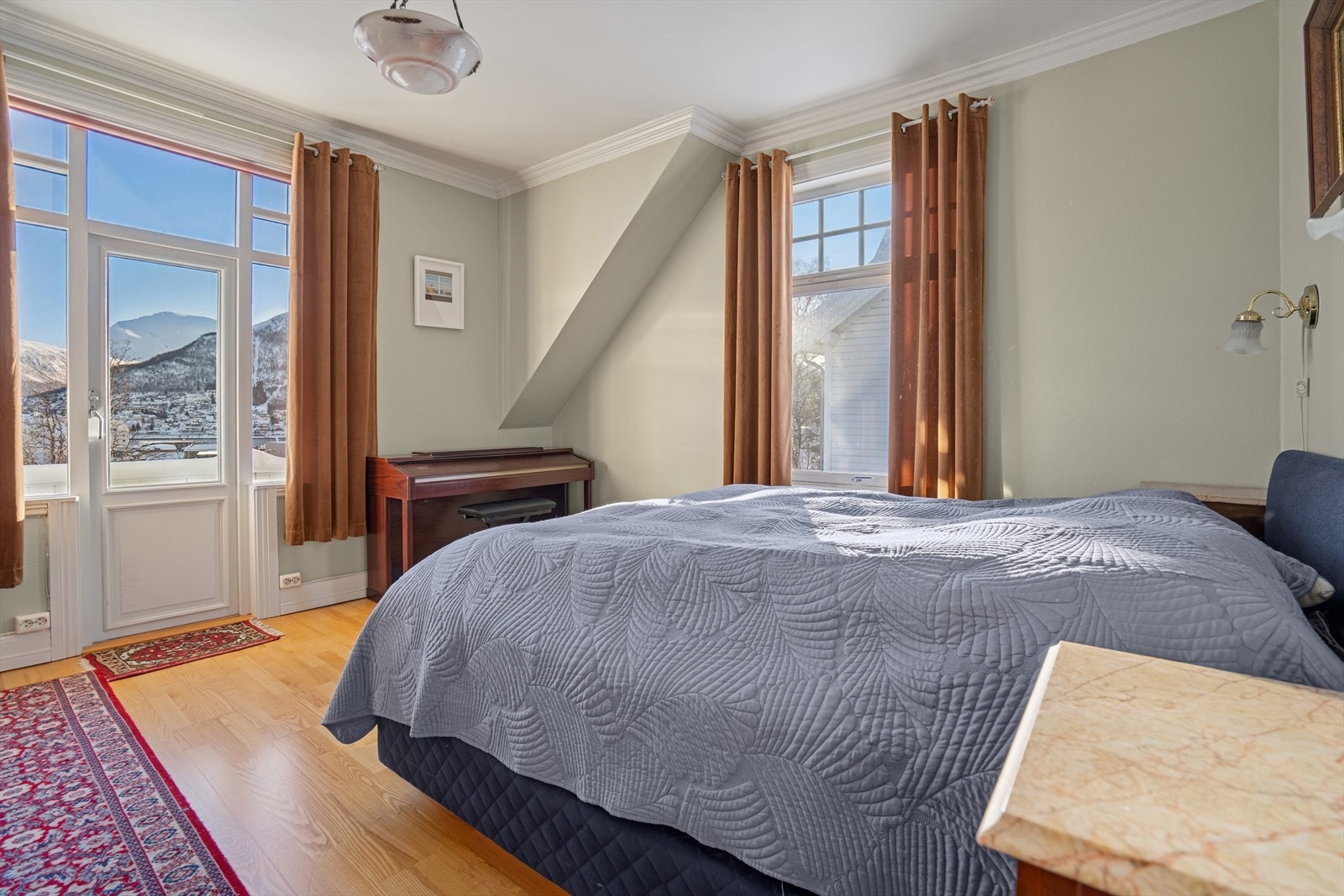 Fra hovedsoverommet er det direkte utgang til en egen balkong med vakker utsikt fra toppen av sentrum. Galleribilde