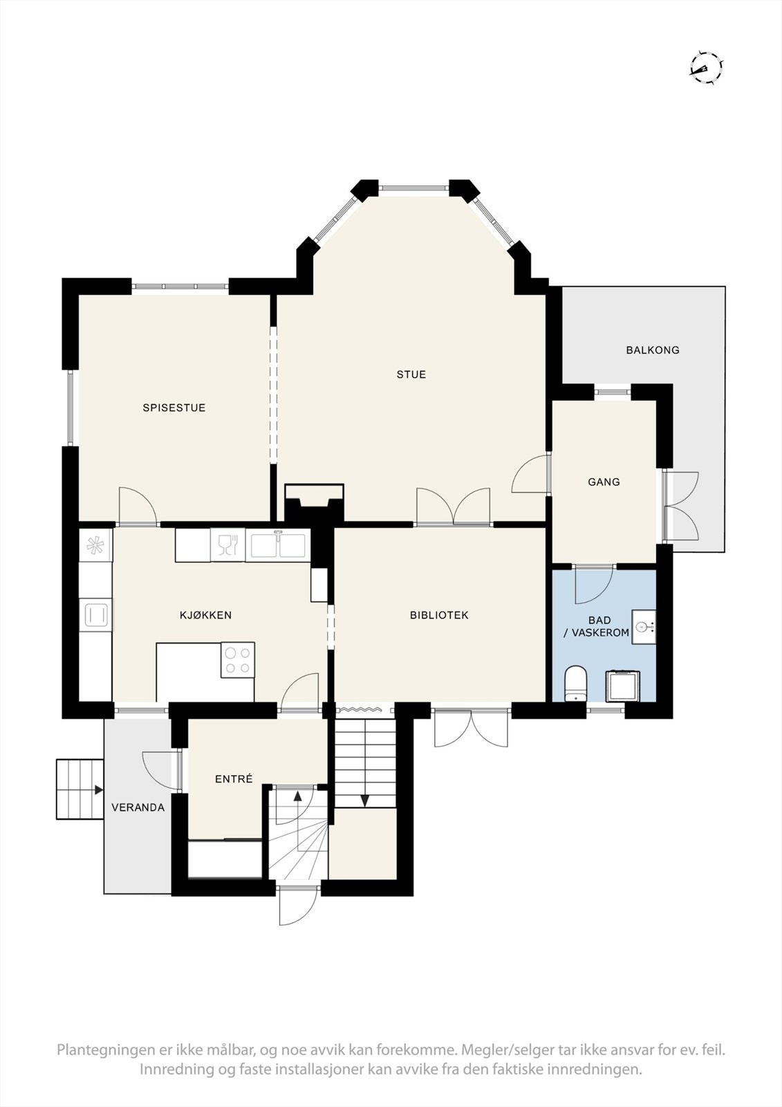 Hovedetasjen har en sosial planløsning med store stuer, kjøkken, spisestue og WC. Galleribilde