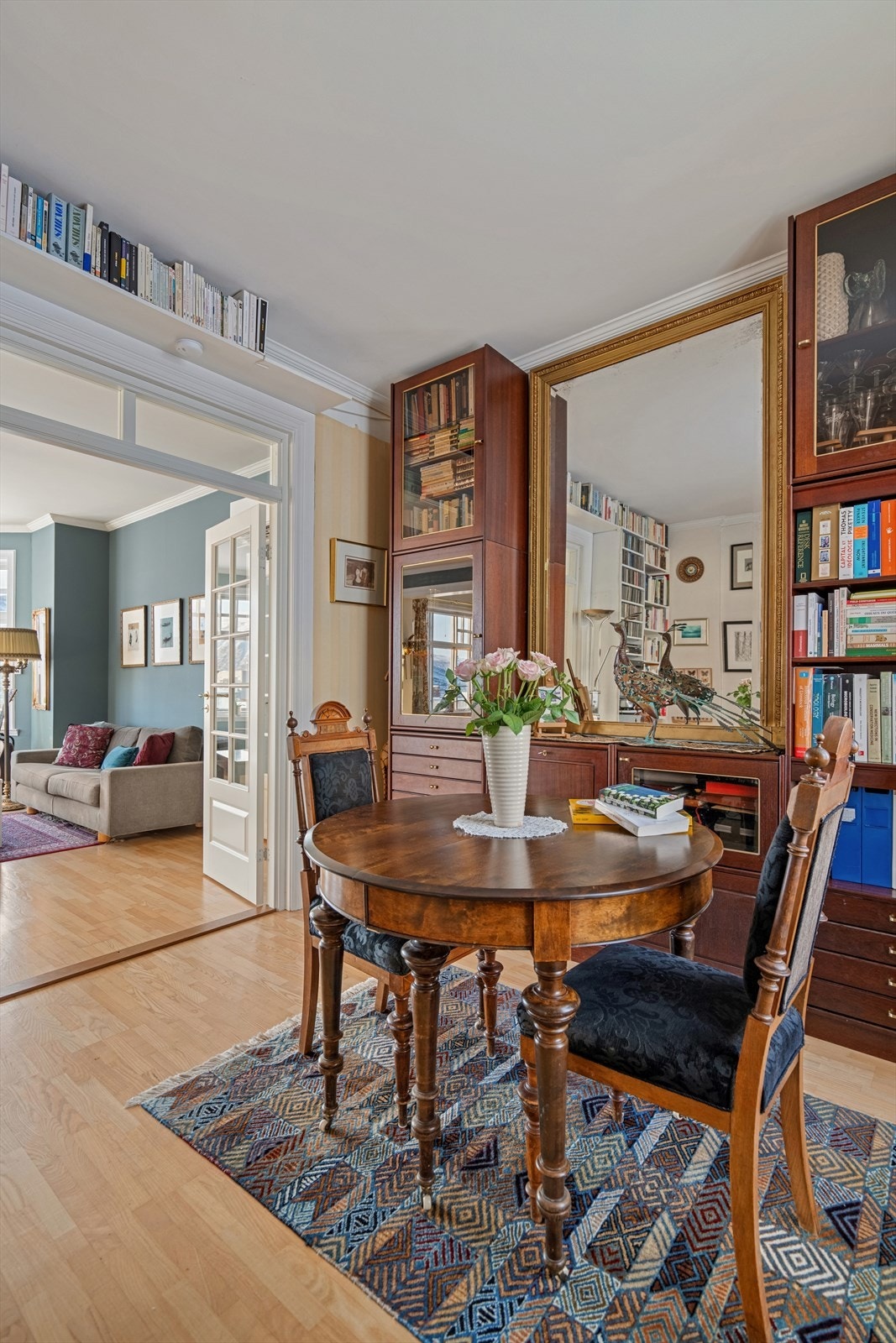 Innenfor stuen ligger et bibliotek, perfekt som en tilbaketrukket sone. Rommet kan innredes etter eget ønske og har vært benyttet som hjemmekontor. Galleribilde