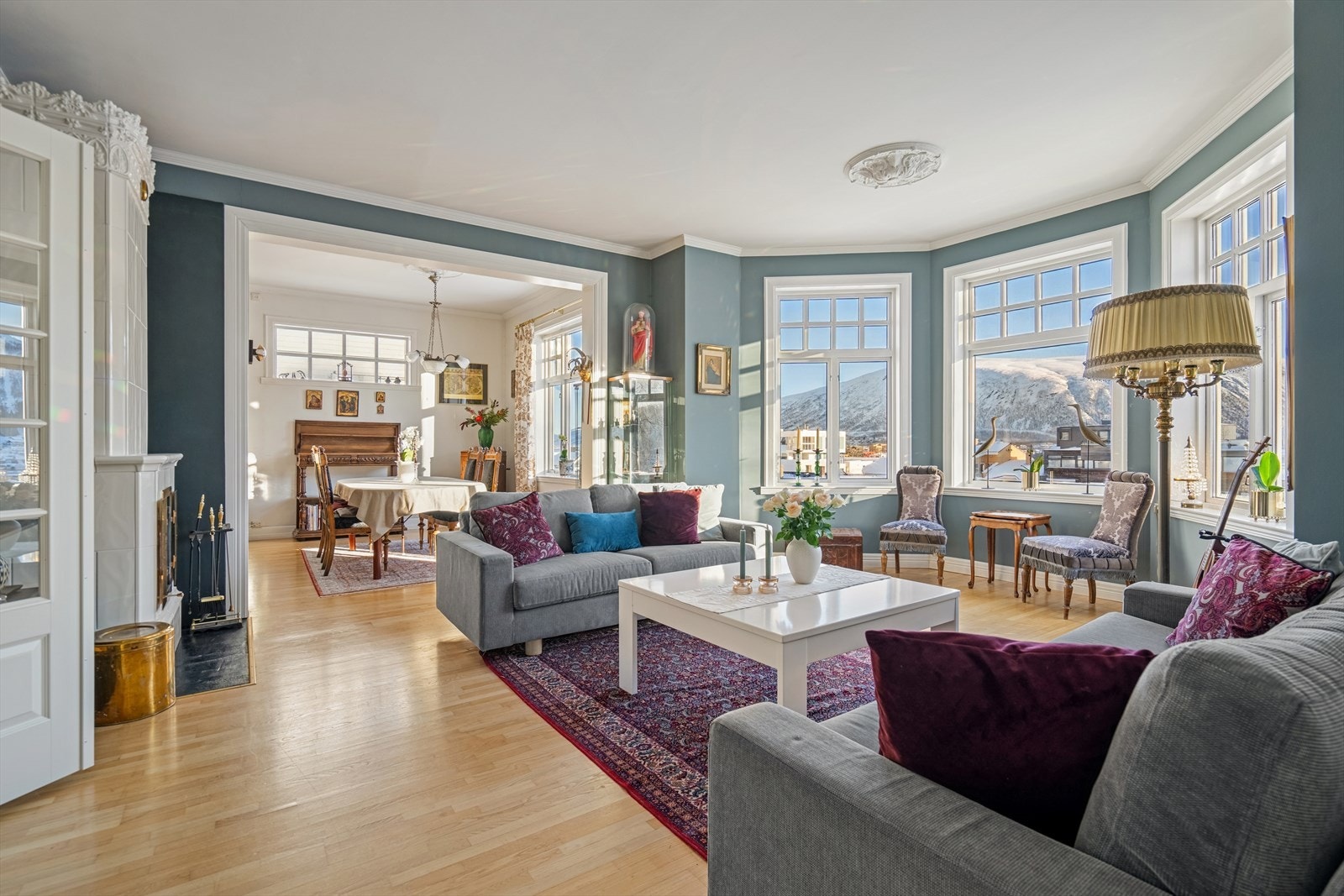 Stue og spisestue i naturlig tilknytning til hverandre og praktisk inndelt for hverdag og helaften. Galleribilde