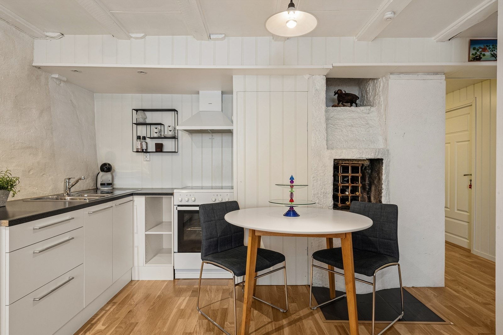 Lyst og romslig kjøkken i underetasjen. Galleribilde