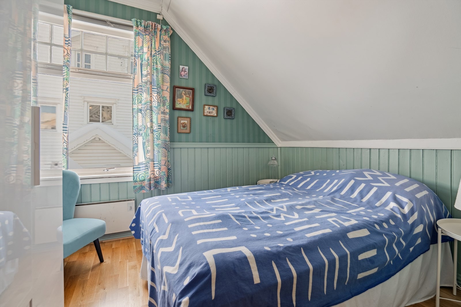 Det andre soverommet har en koselig atmosfære med særlig god takhøyde. Sørvendt. Innredet med garderobe. Galleribilde