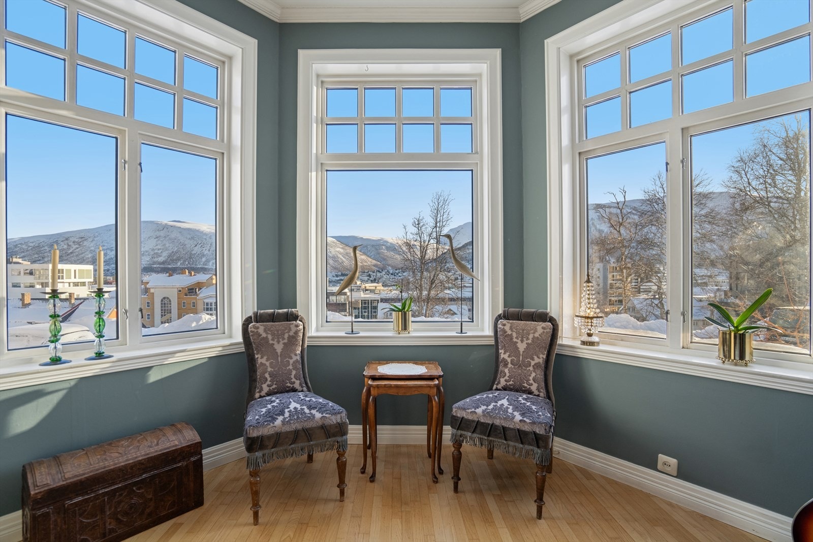 Boligen har store vinduer som gir vakkert naturlig lys inn. Fra stuevinduene er det en flott utsikt over sentrum over Kongsparken og by-fjellene Tromsdalstinden og Fløya. Galleribilde