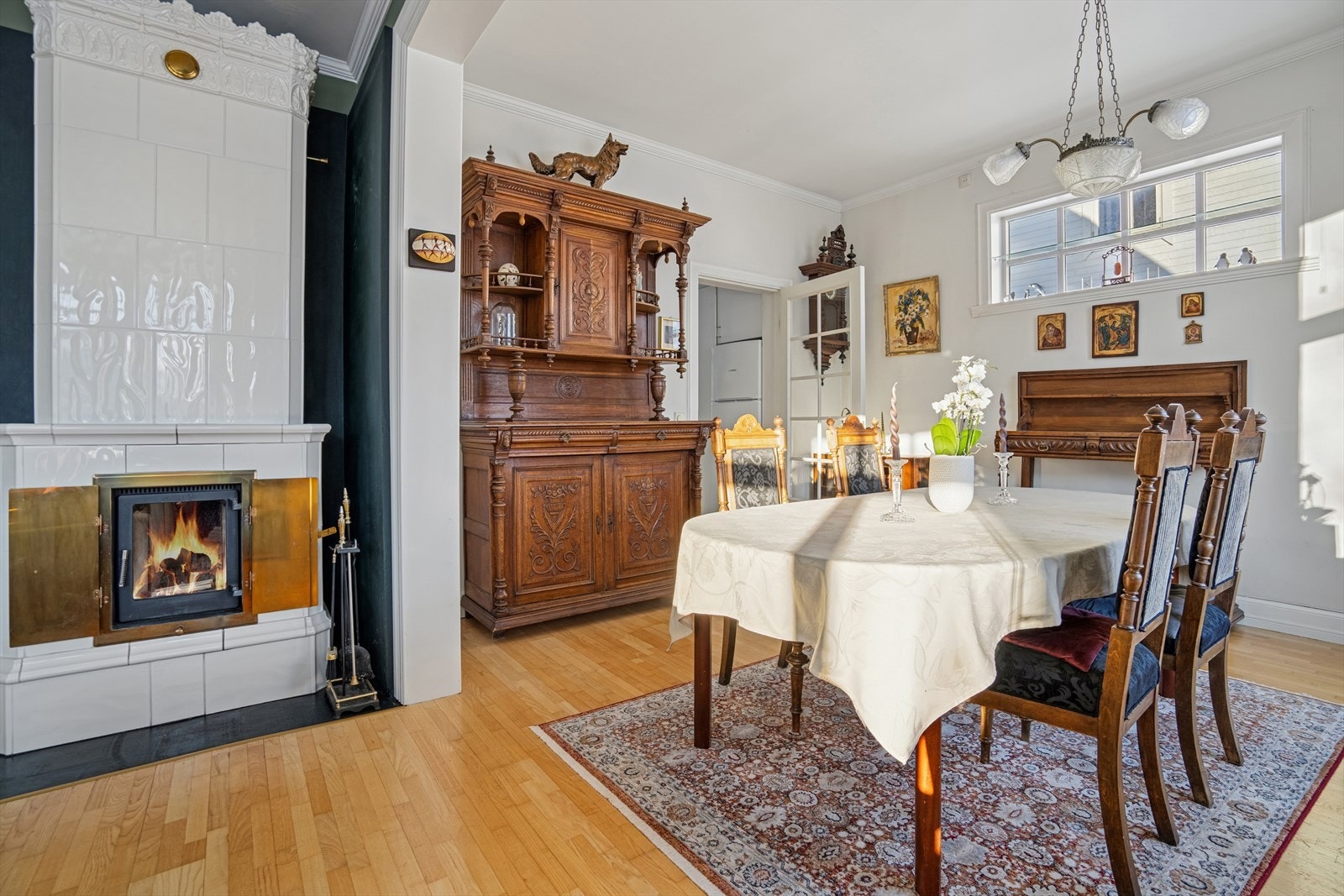 Spisestuen ligger i tilknytning til stuen og har plass til store selskaper. Galleribilde