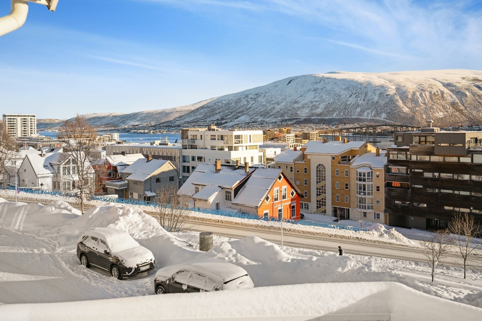 Herfra ser man utover byens tak og mot de omkringliggende fjellene. Utsikten strekker seg fra nord til sør mot øst, med Ishavskatedralen, Tromsøbrua, Tinden, Fløya og fastlandet. Galleribilde