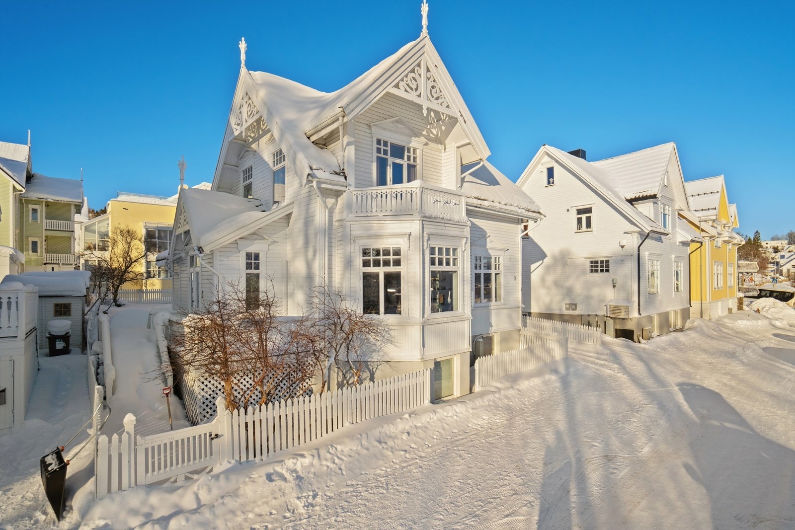 Velkommen til Skolegata 26! En velholdt og klassisk Sveitservilla med sentral beliggenhet på toppen av Tromsø sentrum. Galleribilde