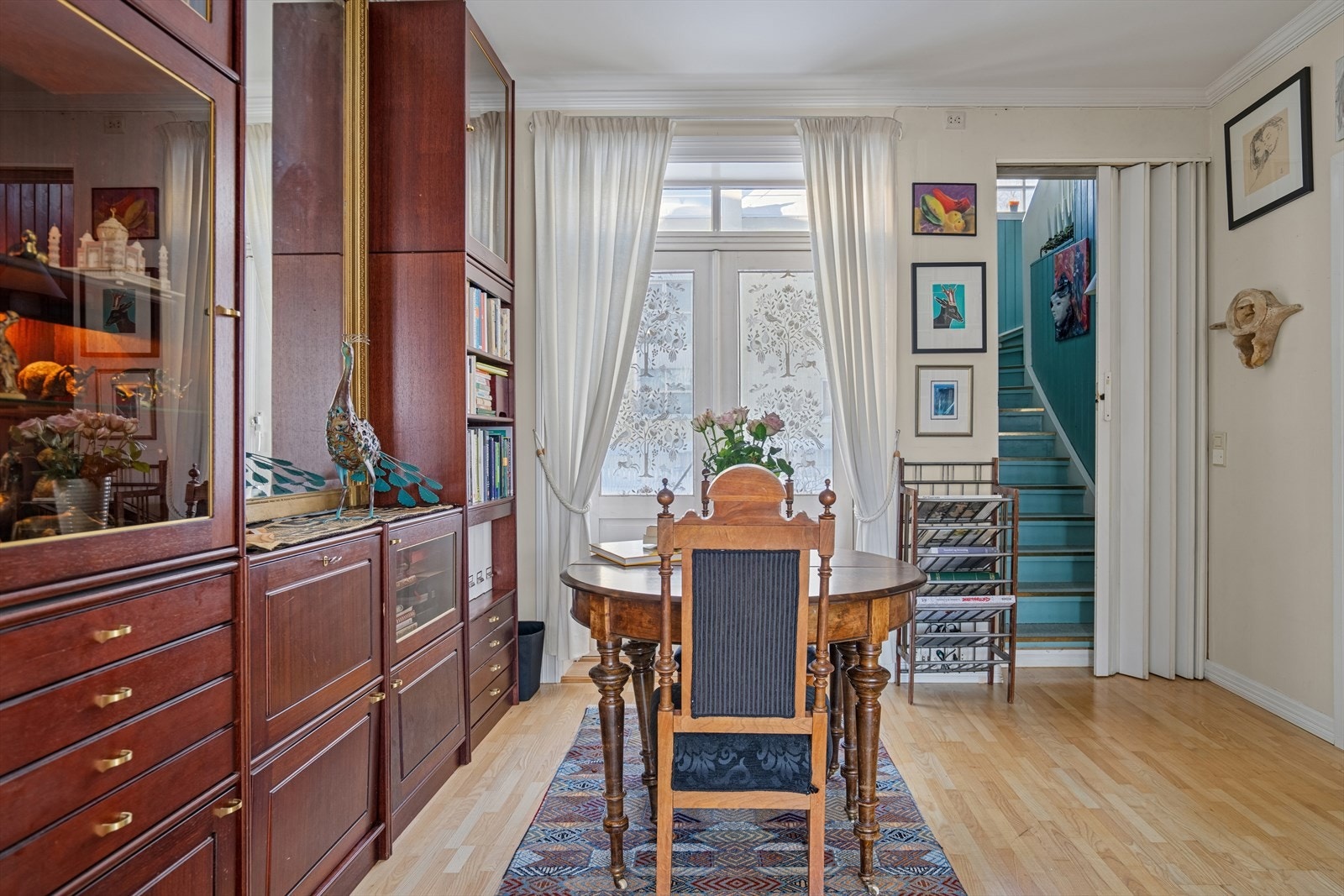 Fra kontor/ biblioteket er det videre adkomst til trapperommet som leder opp til andre etasje. Egen adkomst direkte til hagen. Galleribilde