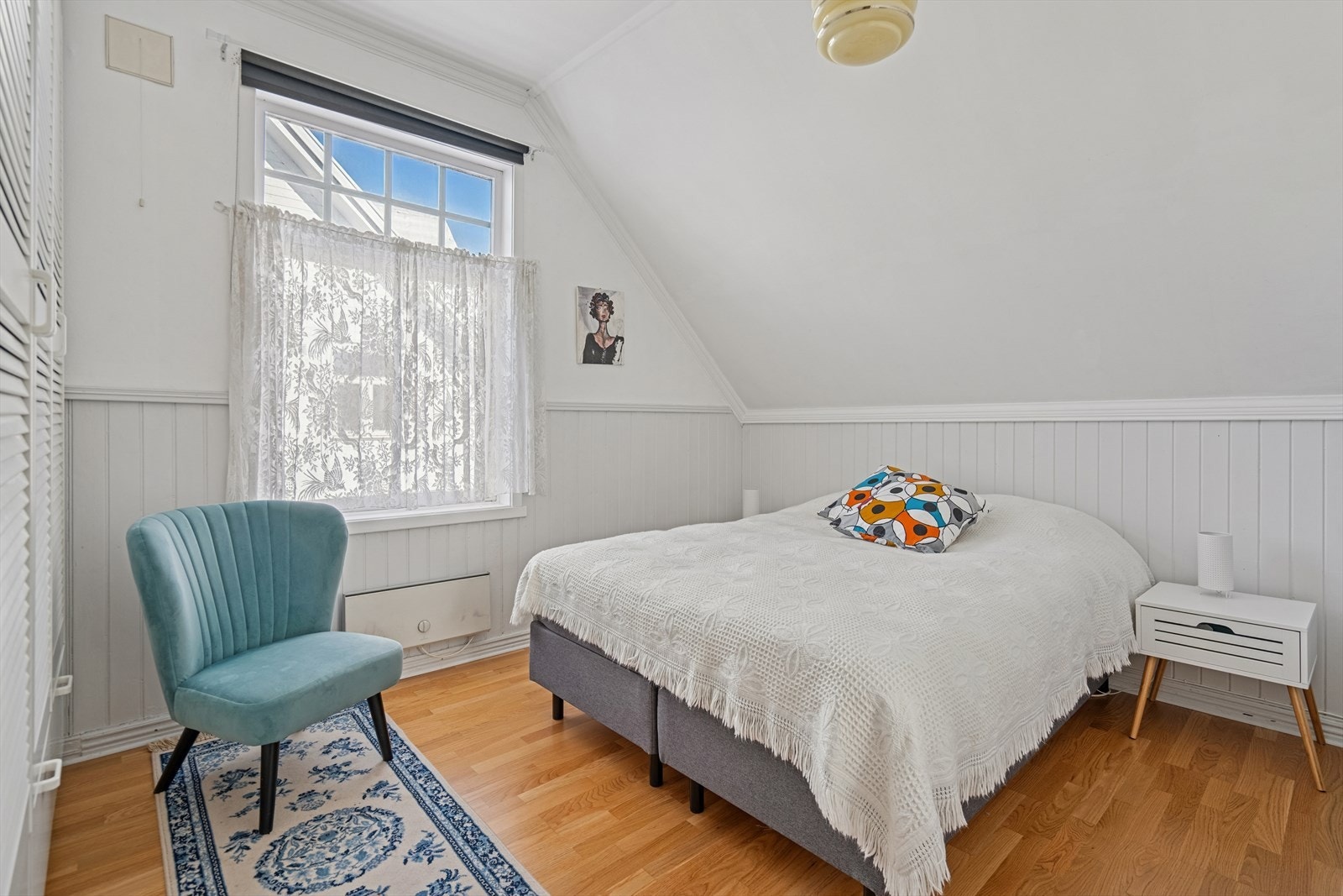 Boligens tredje soverom er romslig, svalt og lyst. Galleribilde