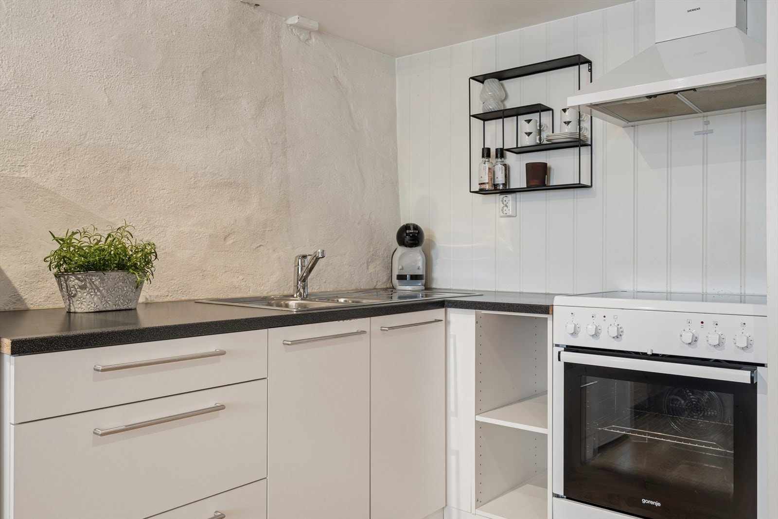 Åpent kjøkkenløsning med hvite fronter. Galleribilde