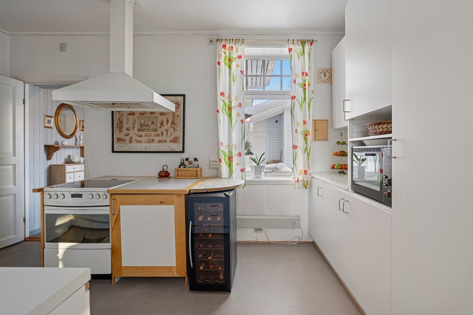 Kjøkkenet er pent utformet, godt med oppbevaring og sentral kjøkkenøy med koketopp, steikovn og avlastingsbenk. Galleribilde