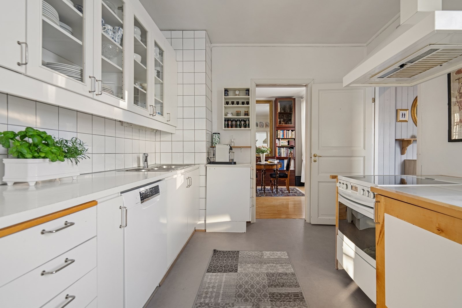 Kjøkkenet er romslig og funksjonelt, med rikelig skap- og benkeplass. Adkomst til bibliotek/ kontor, spisestue og egen kjøkkeninngang; i dag benyttet som hovedinngang. Galleribilde