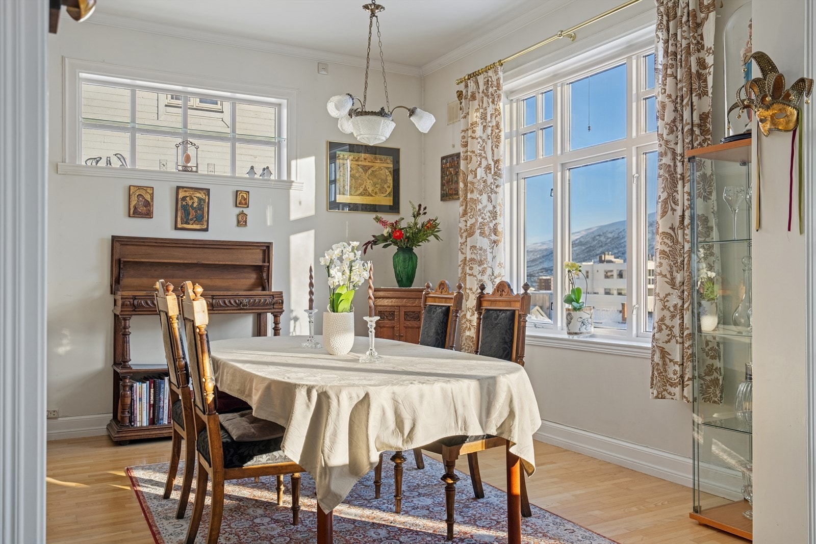 Også fra spisestuen er det store vinduer med godt lysinnslipp. Spisestuen ligger midt mellom kjøkken og salong. Galleribilde