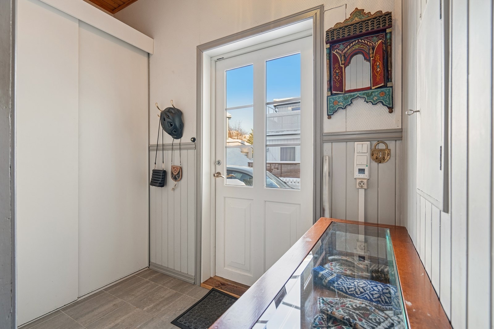 Entré i tilknytning til parkering, i dag benyttet som hovedinngang. Innredet med skyvedørsgarderobe. Galleribilde