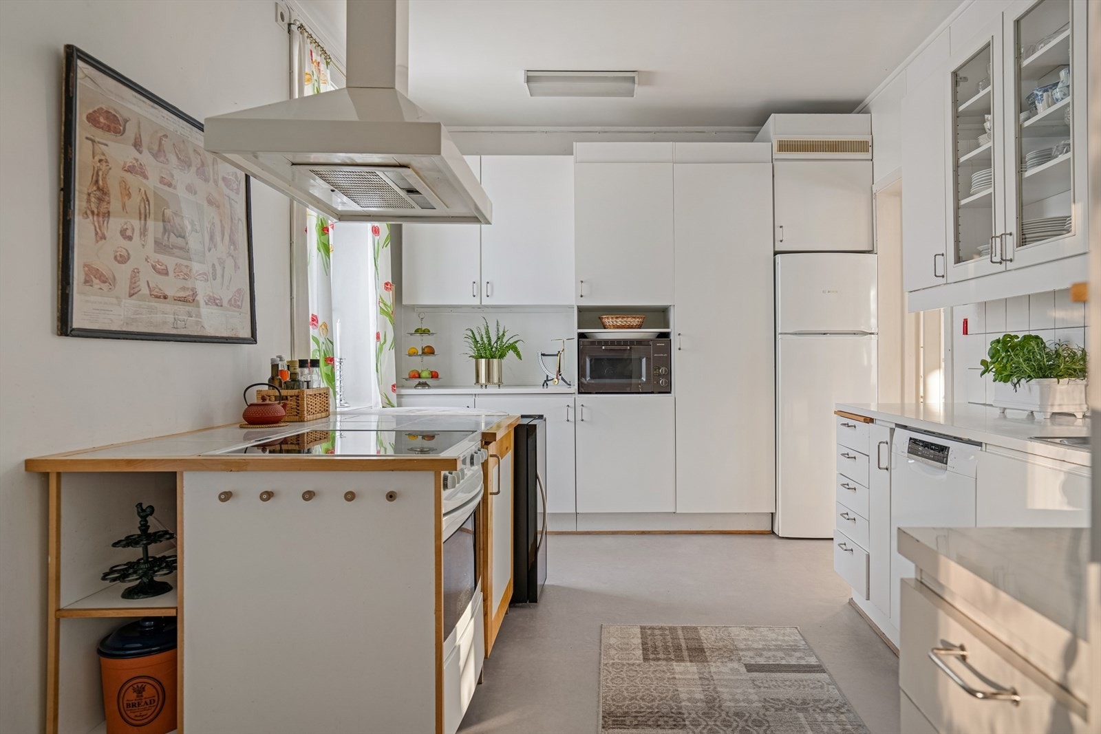 Innredningen har profilerte fronter og vitrineskap som passer boligens stil. Galleribilde