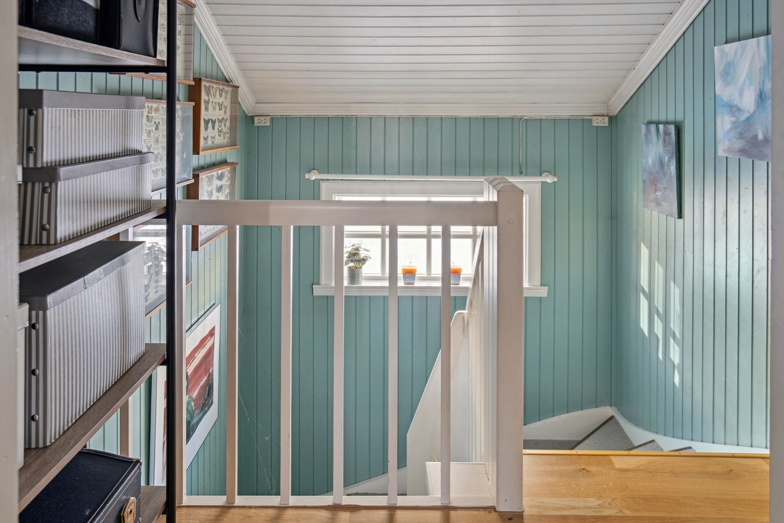 Fra toppen av trappen ledes du inn til etasjens ulike rom. Galleribilde