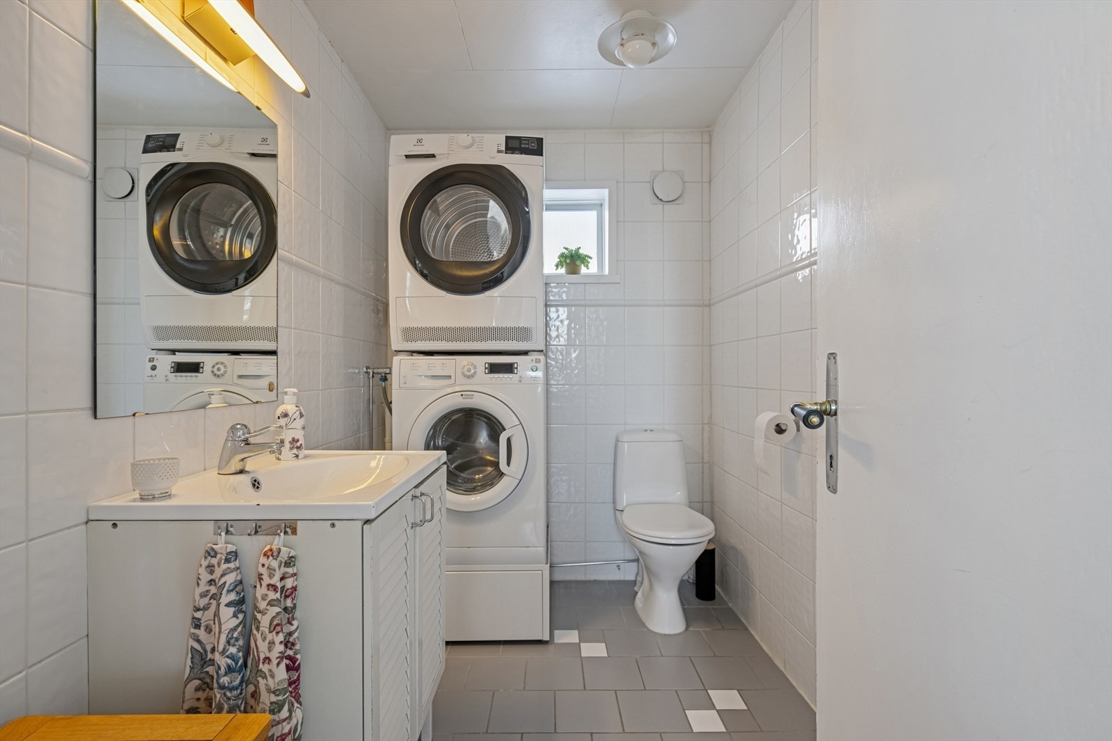 Praktisk bad/ toalettrom med adkomst fra opprinnelig hovedinngang i første etasje med opplegg for dusj. Galleribilde