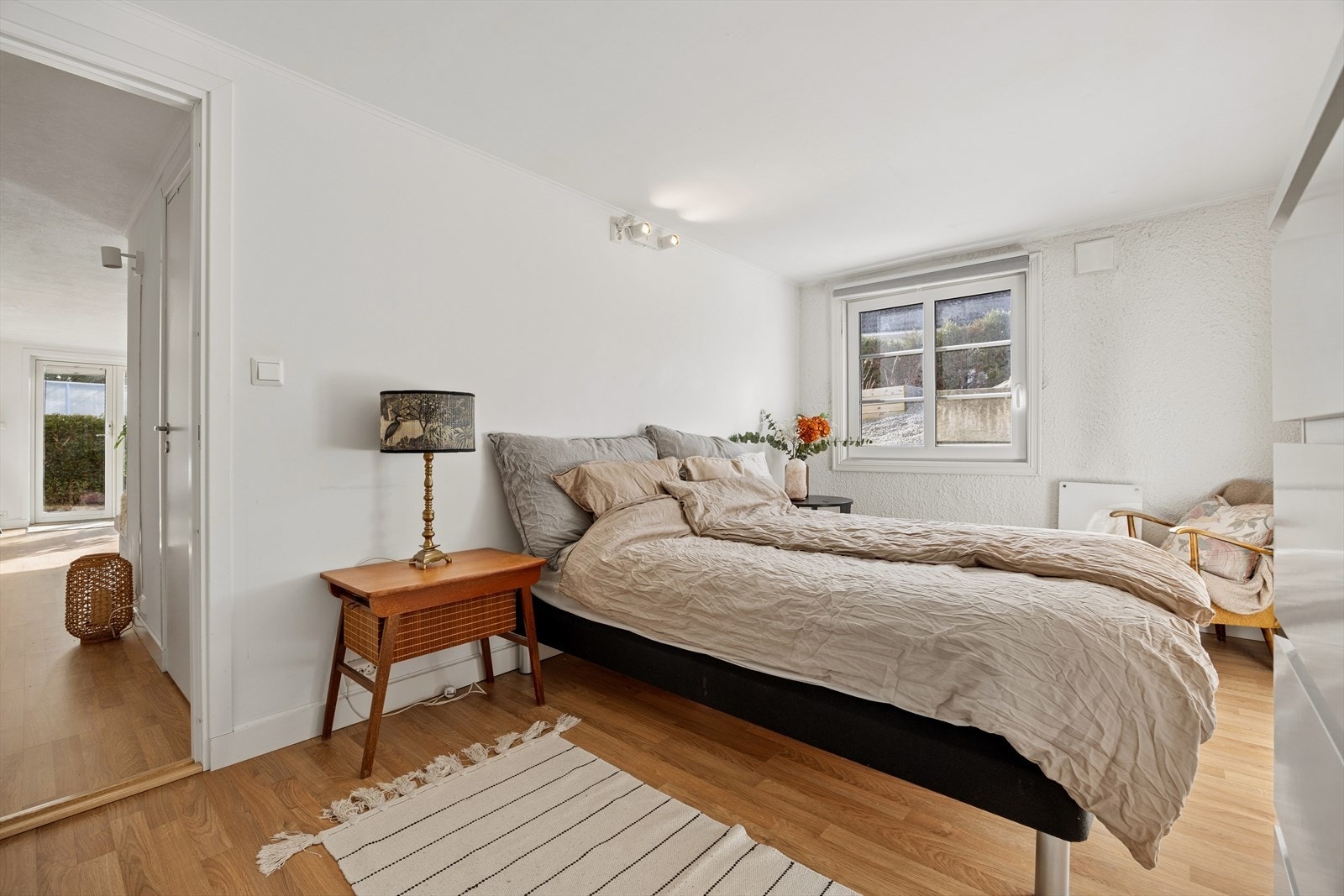 Etasjen er innredet med 2 soverom med synlige betongvegger kombinert med veggplater gir et robust og moderne preg. Galleribilde