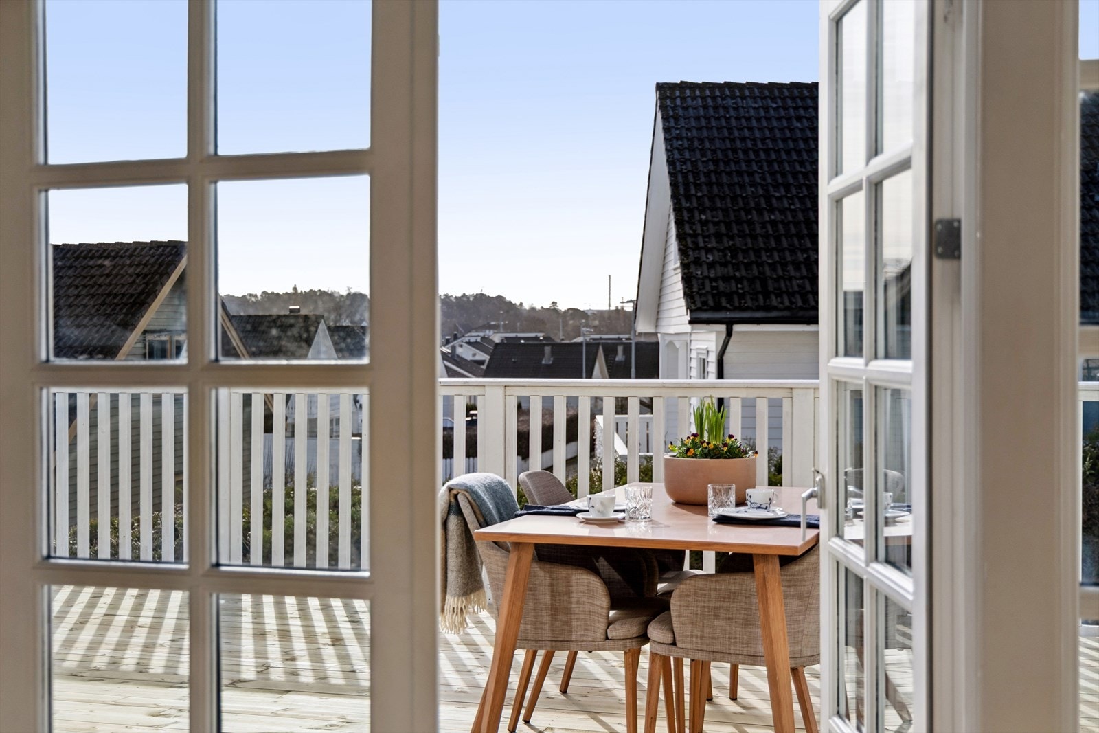 Balkongen utenfor stuen er et flott sted for en sittegruppe. Galleribilde