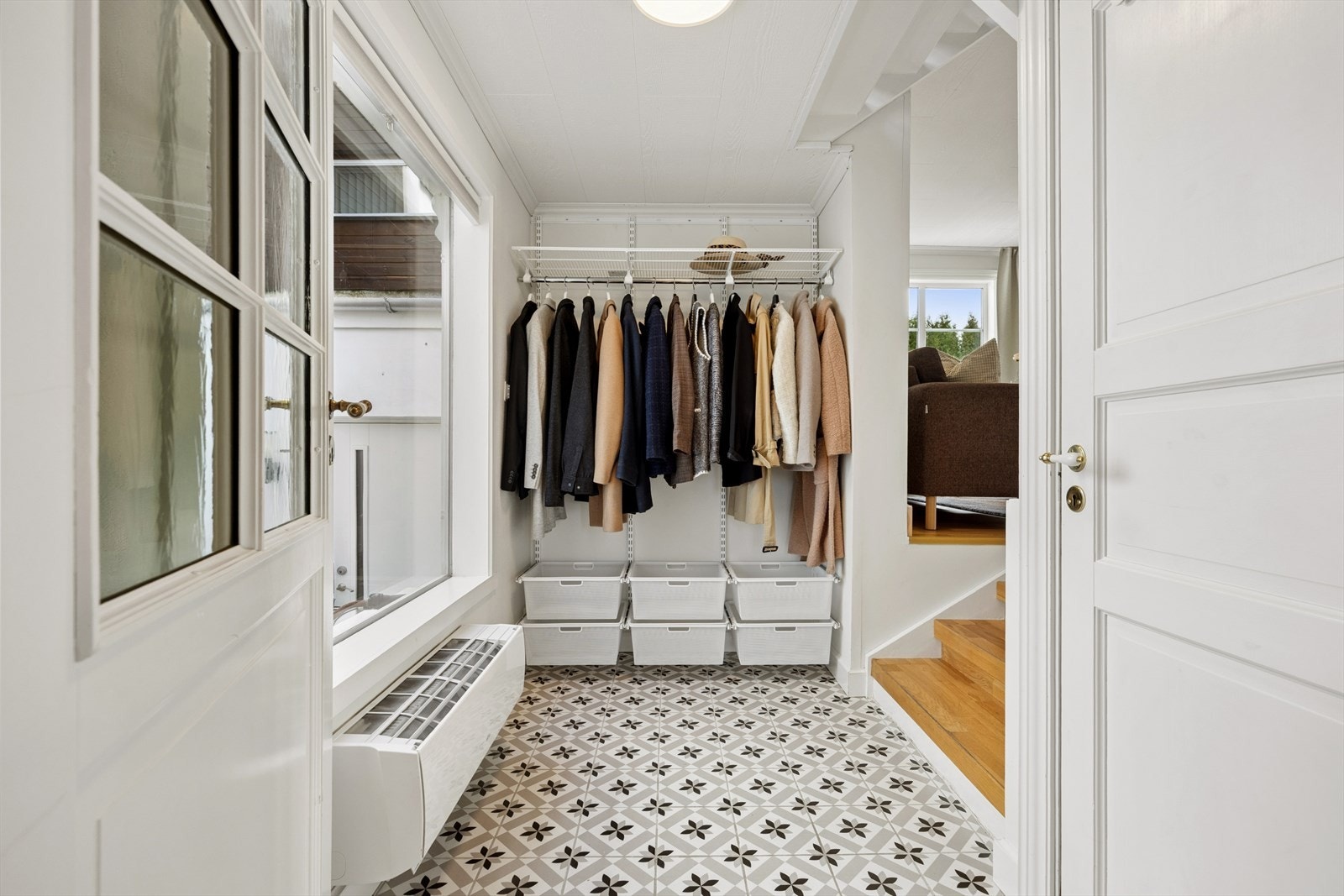 Gangen har gode muligheter for oppbevaring av yttertøy og sko. Varmepumpe fra 2018. Galleribilde