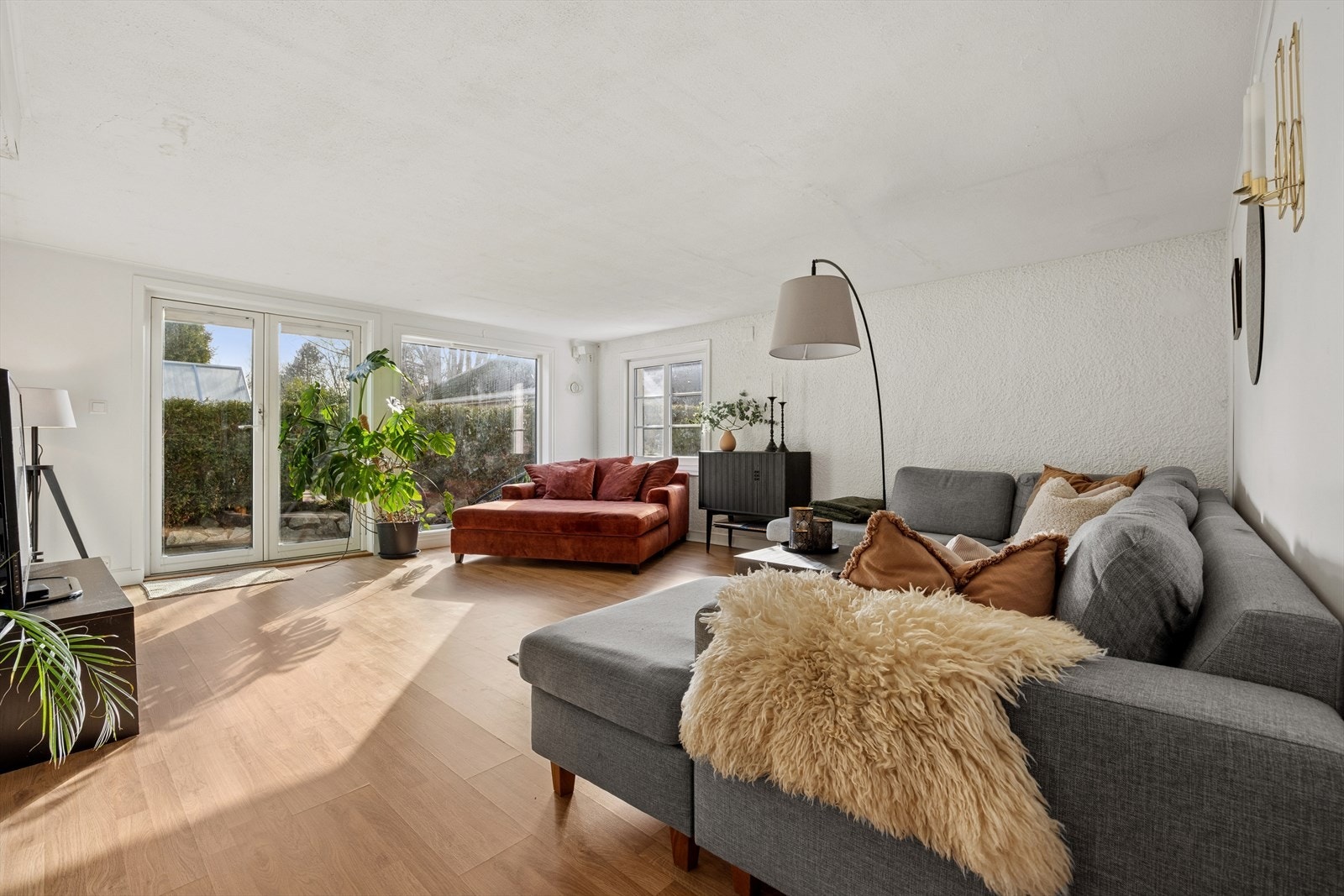 Kjelleren ble renovert og ferdigstilt i 2019. Egen inngang. Etasjen er innredet med 2 soverom, stue/kjøkken, bad, gang, bod. Her ser vi en fin stue med utgang til terrasse. Galleribilde